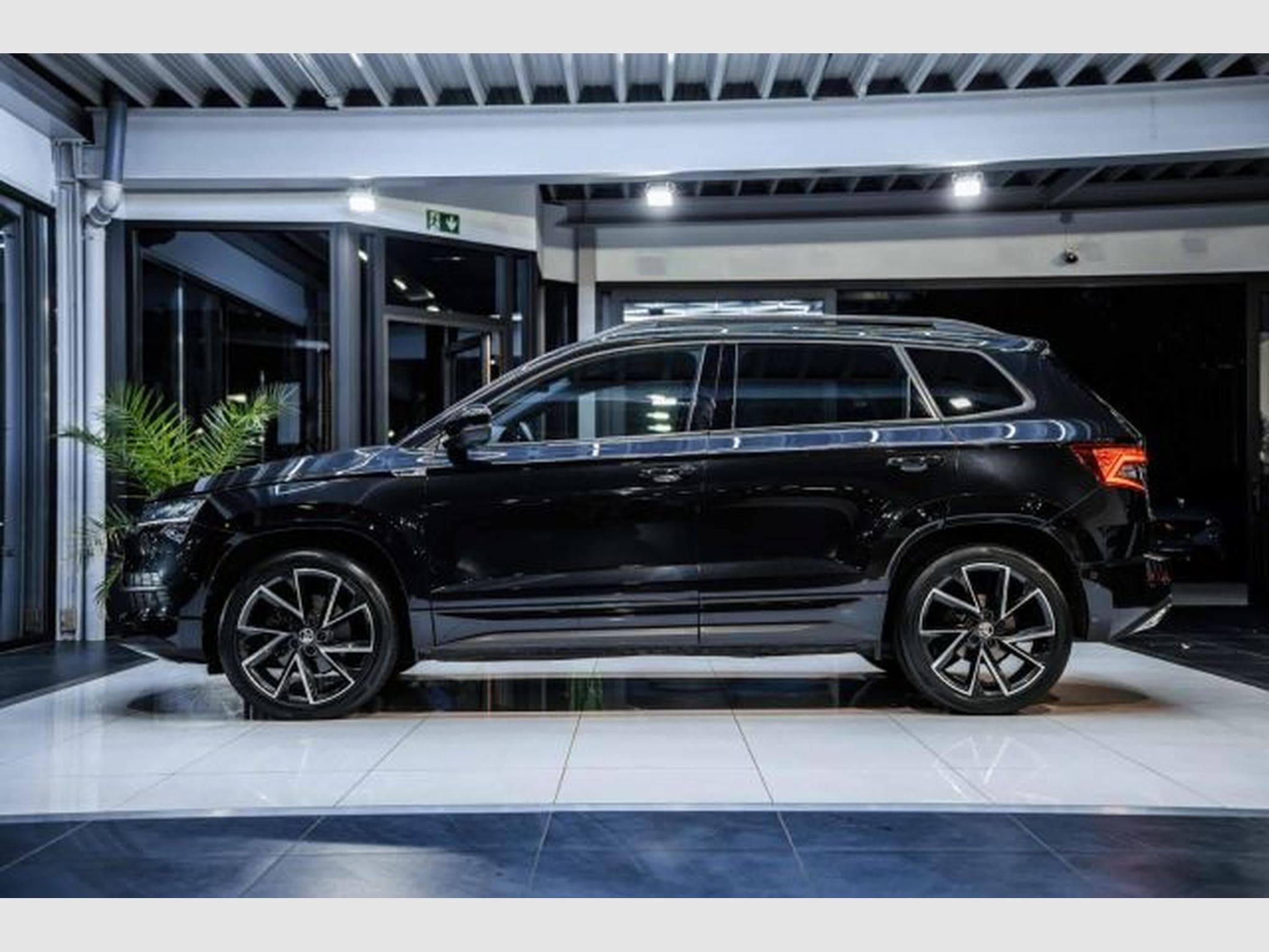 Skoda Karoq Karoq Sportline 2.0 TDI DSG 4x4 NAVI LED RFK AHK (2022) - Foto 11