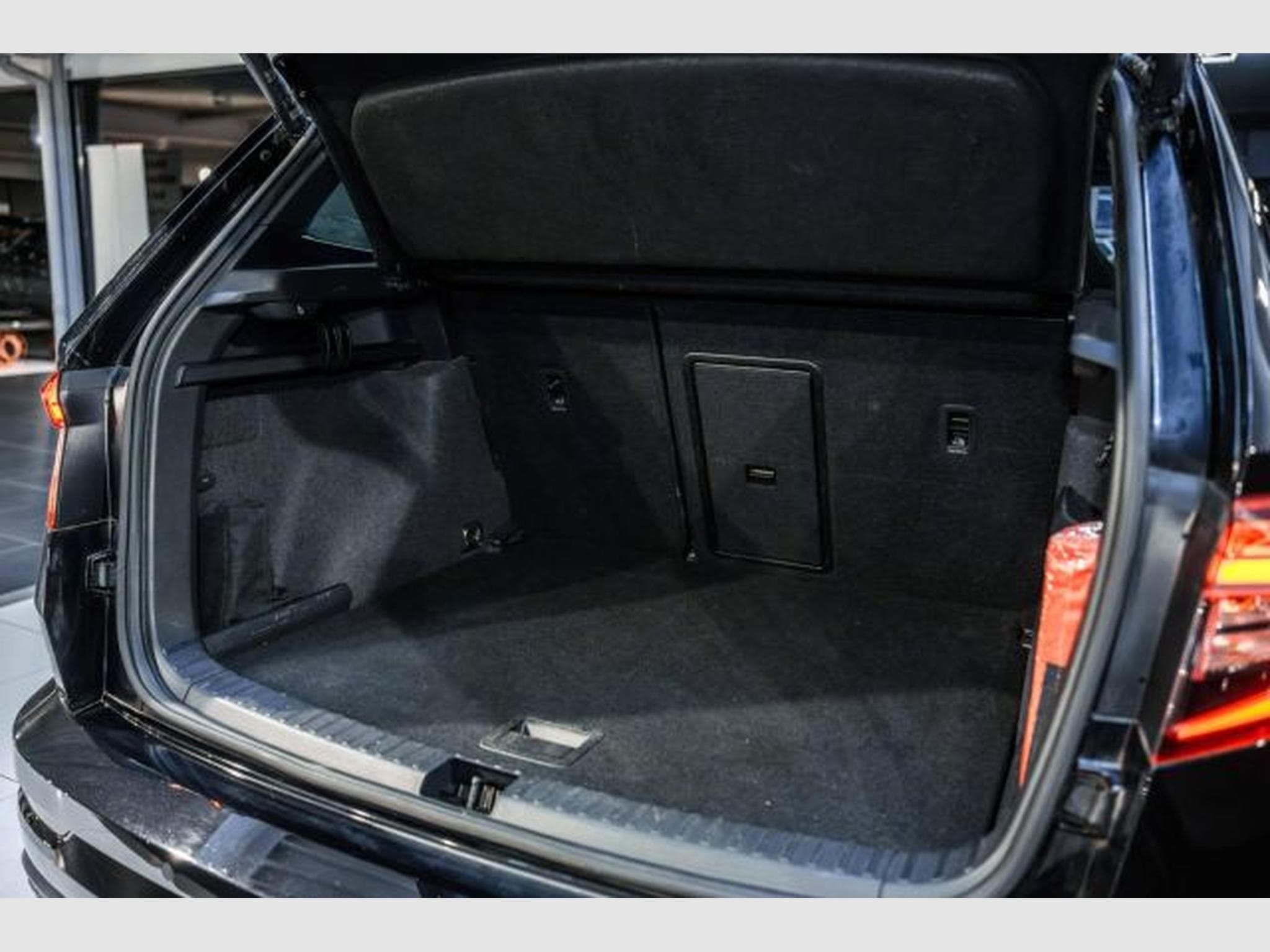 Skoda Karoq Karoq Sportline 2.0 TDI DSG 4x4 NAVI LED RFK AHK (2022) - Foto 15