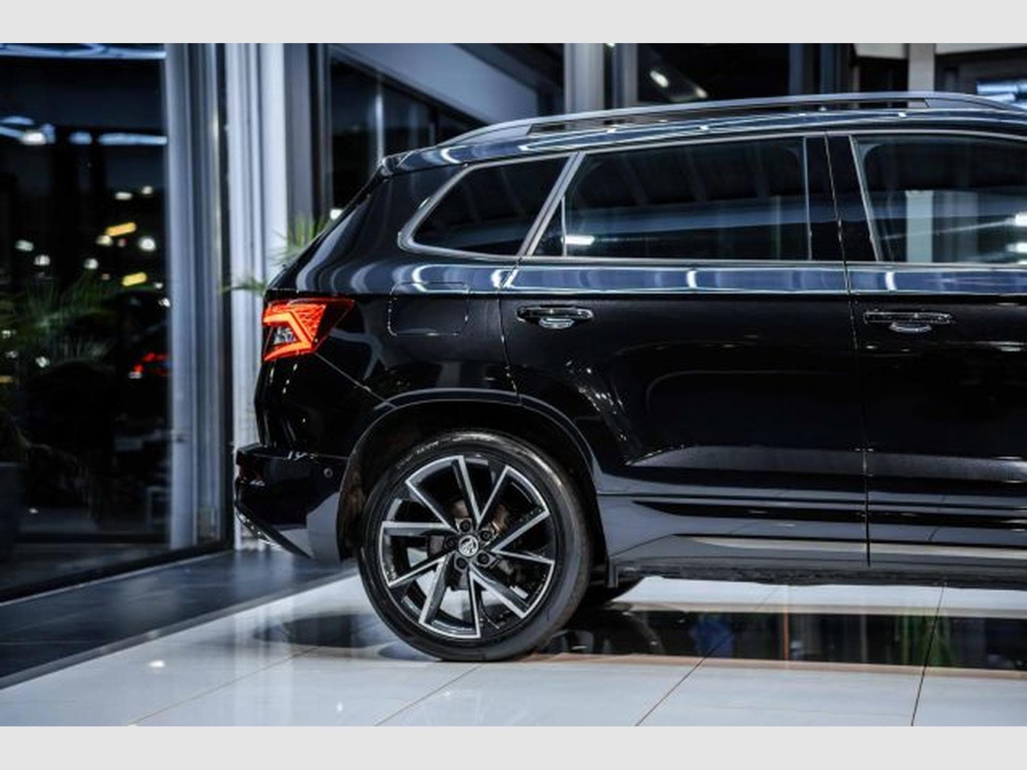 Skoda Karoq Karoq Sportline 2.0 TDI DSG 4x4 NAVI LED RFK AHK (2022) - Foto 8