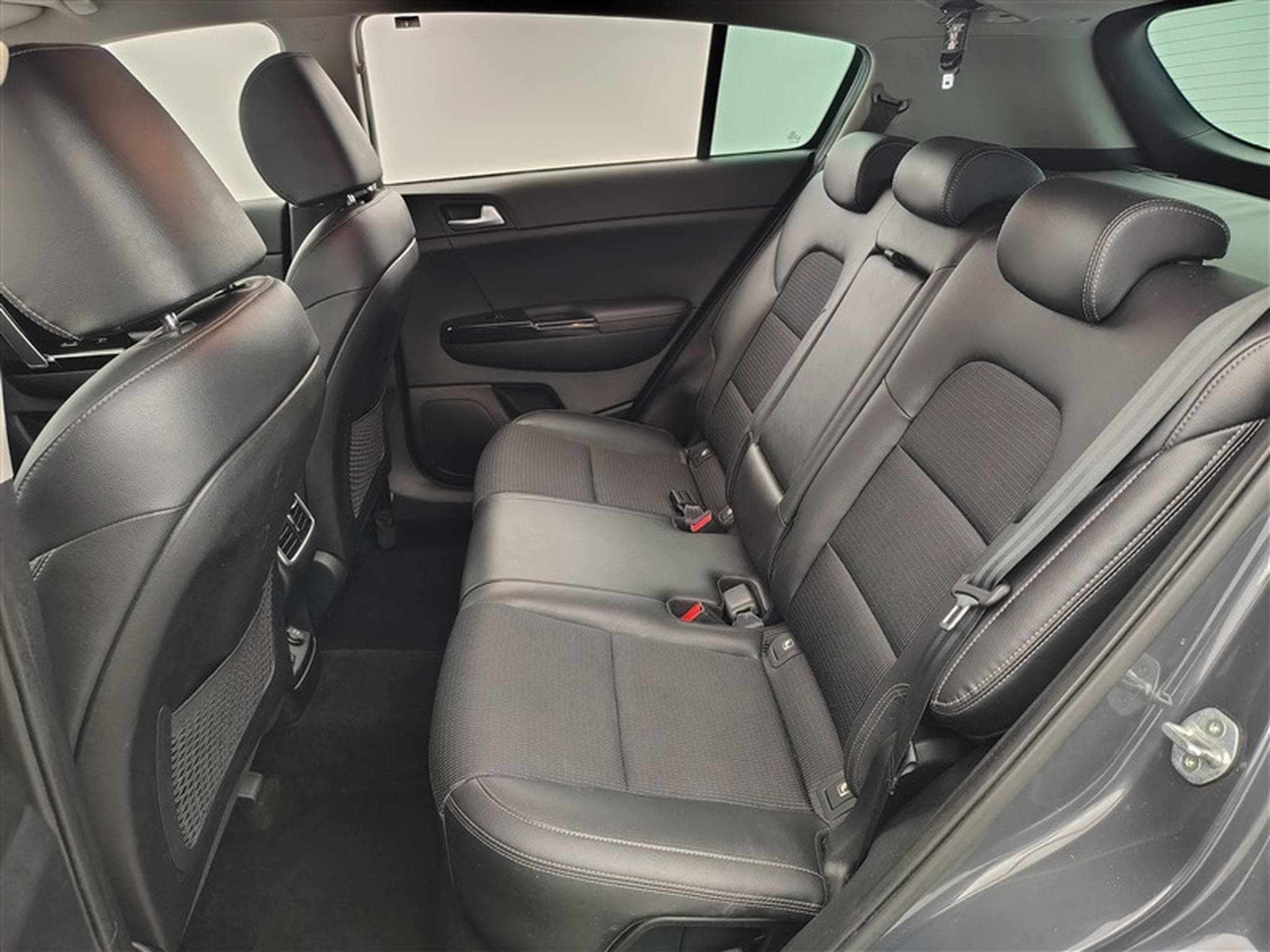 Kia Sportage 1.6 CRDi 136cv DCT Black Edition NAVI / CAMERA / JA 17" (2021) - Photo 13