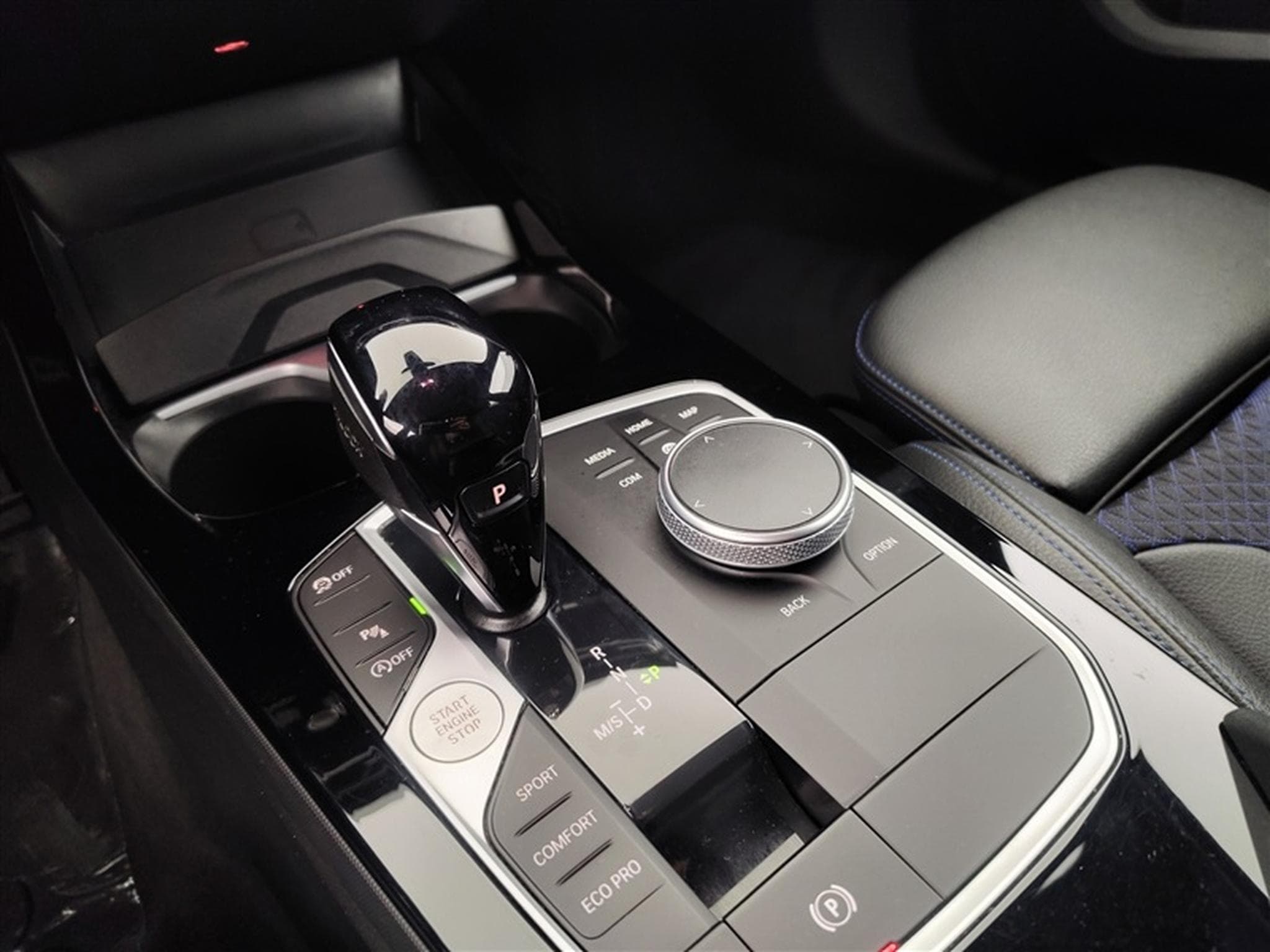 BMW 118 118iA Pack M NAVI / FULL LED / CUIR PARTIEL / CAMERA / JA18 (2023) - Photo 13
