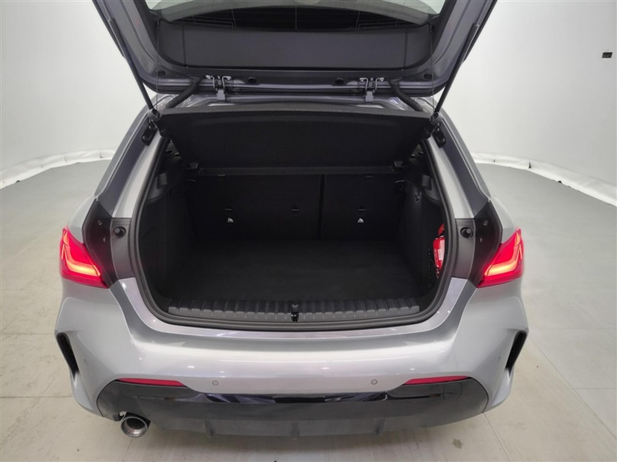 BMW 118 118iA Pack M NAVI / FULL LED / CUIR PARTIEL / CAMERA / JA18 (2023) - Photo 15