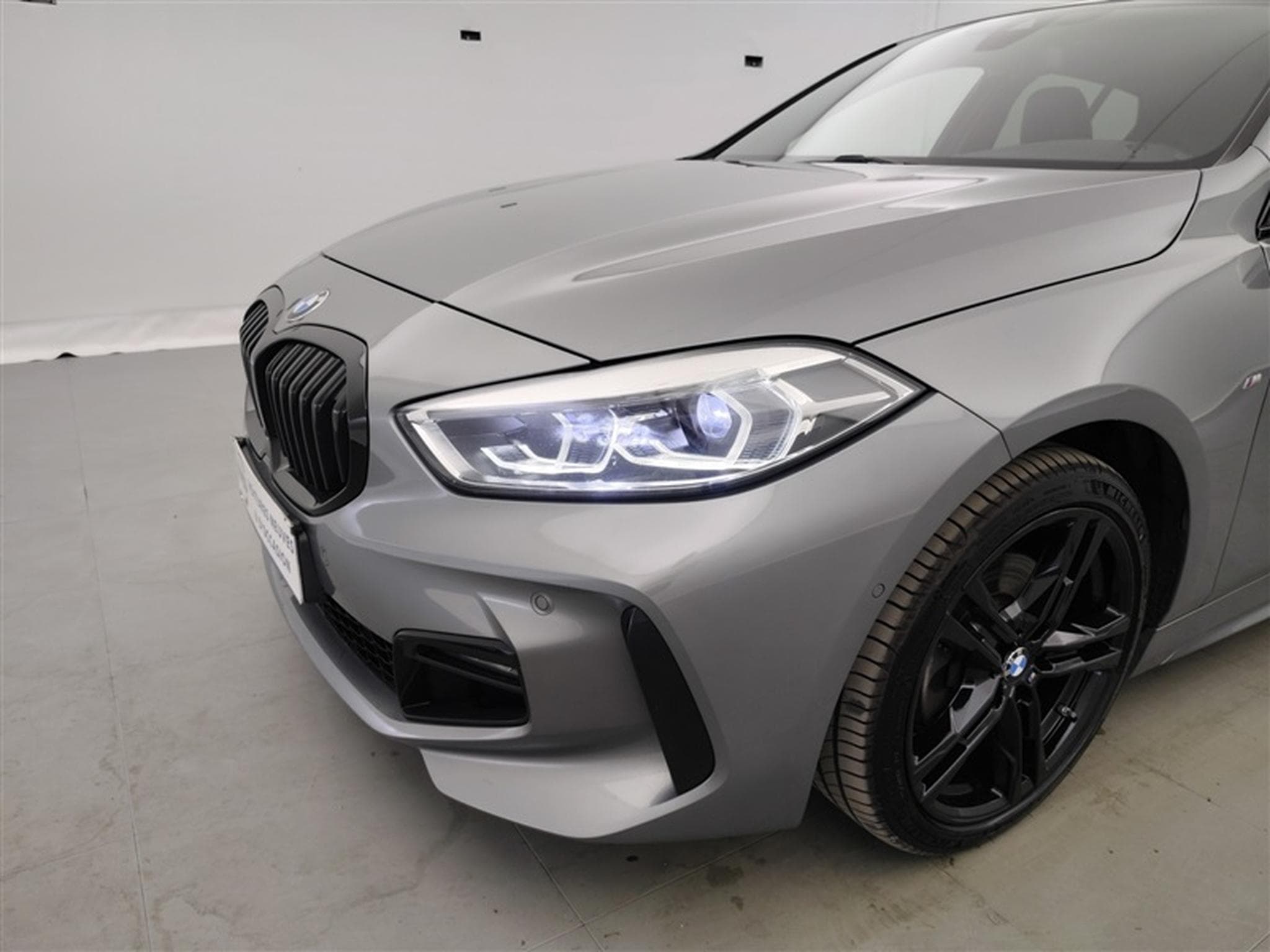 BMW 118 118iA Pack M NAVI / FULL LED / CUIR PARTIEL / CAMERA / JA18 (2023) - Photo 16