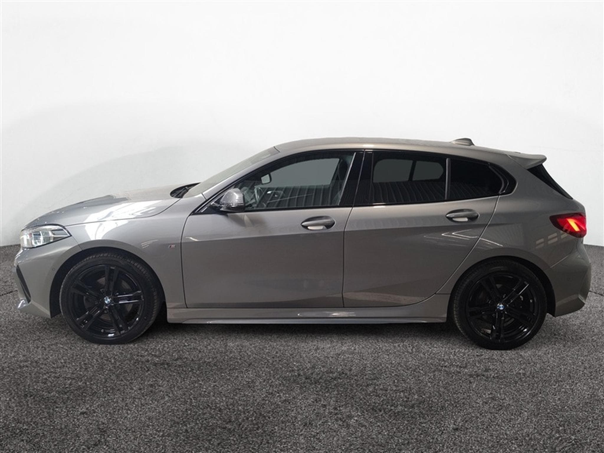 BMW 118 118iA Pack M NAVI / FULL LED / CUIR PARTIEL / CAMERA / JA18 (2023) - Photo 3