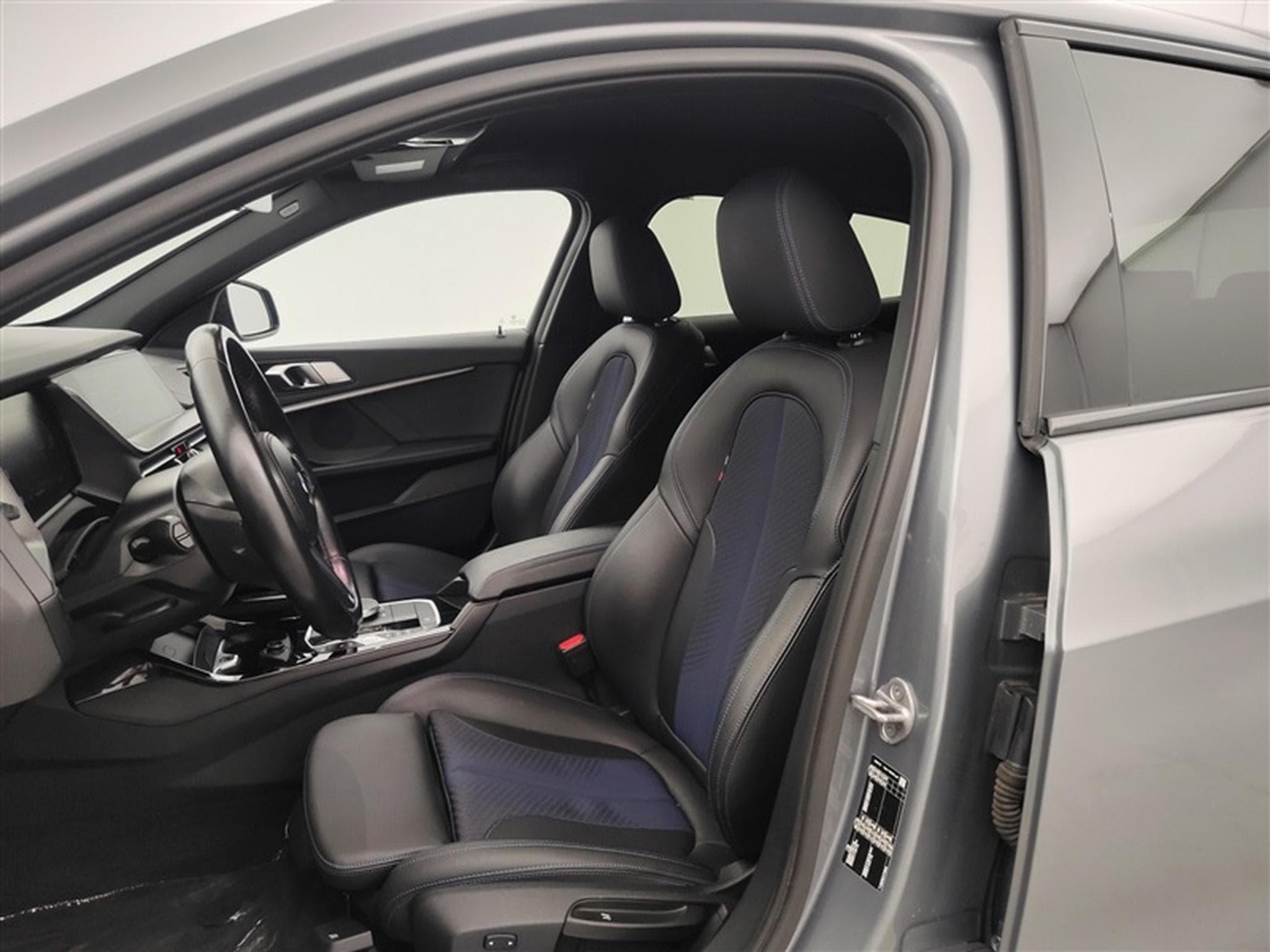 BMW 118 118iA Pack M NAVI / FULL LED / CUIR PARTIEL / CAMERA / JA18 (2023) - Photo 7