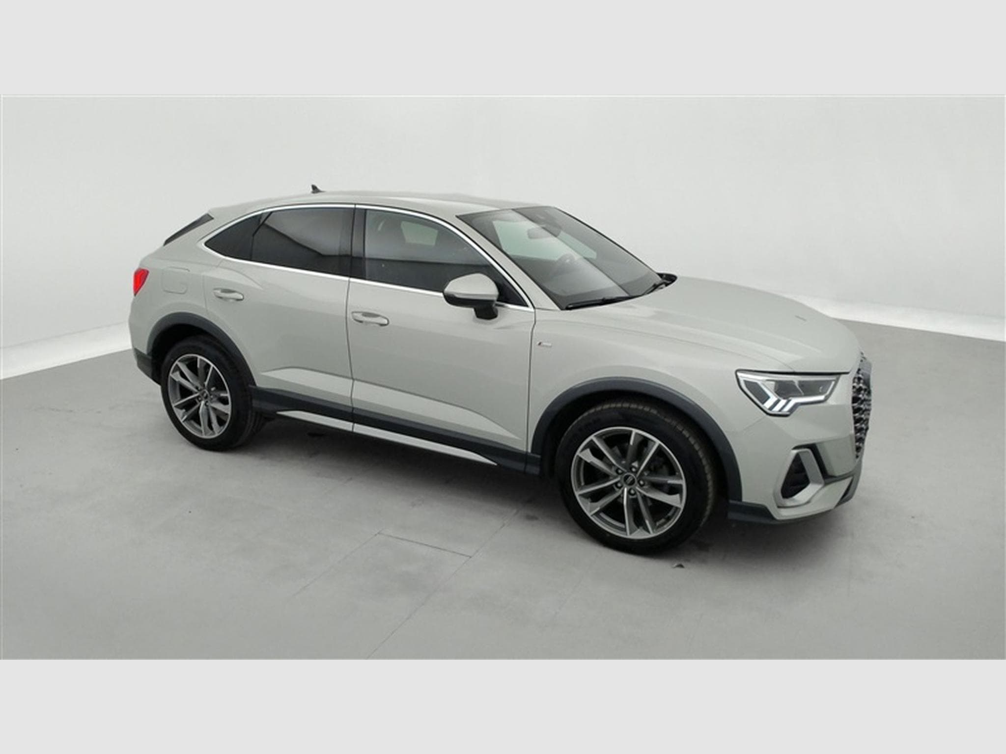 Audi Q3 Sportback 35 TFSI S line (2023) - Photo 23