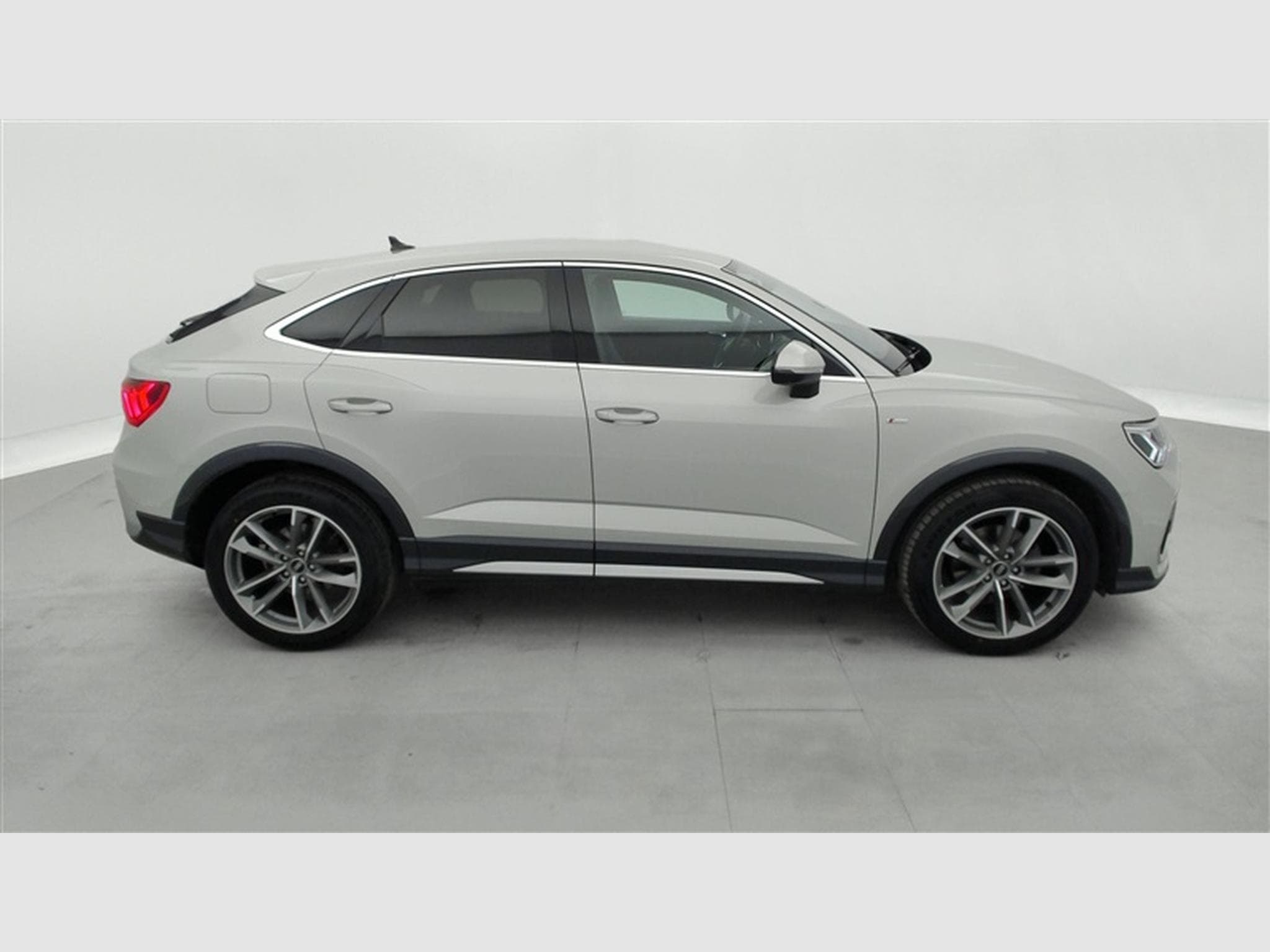 Audi Q3 Sportback 35 TFSI S line (2023) - Photo 24