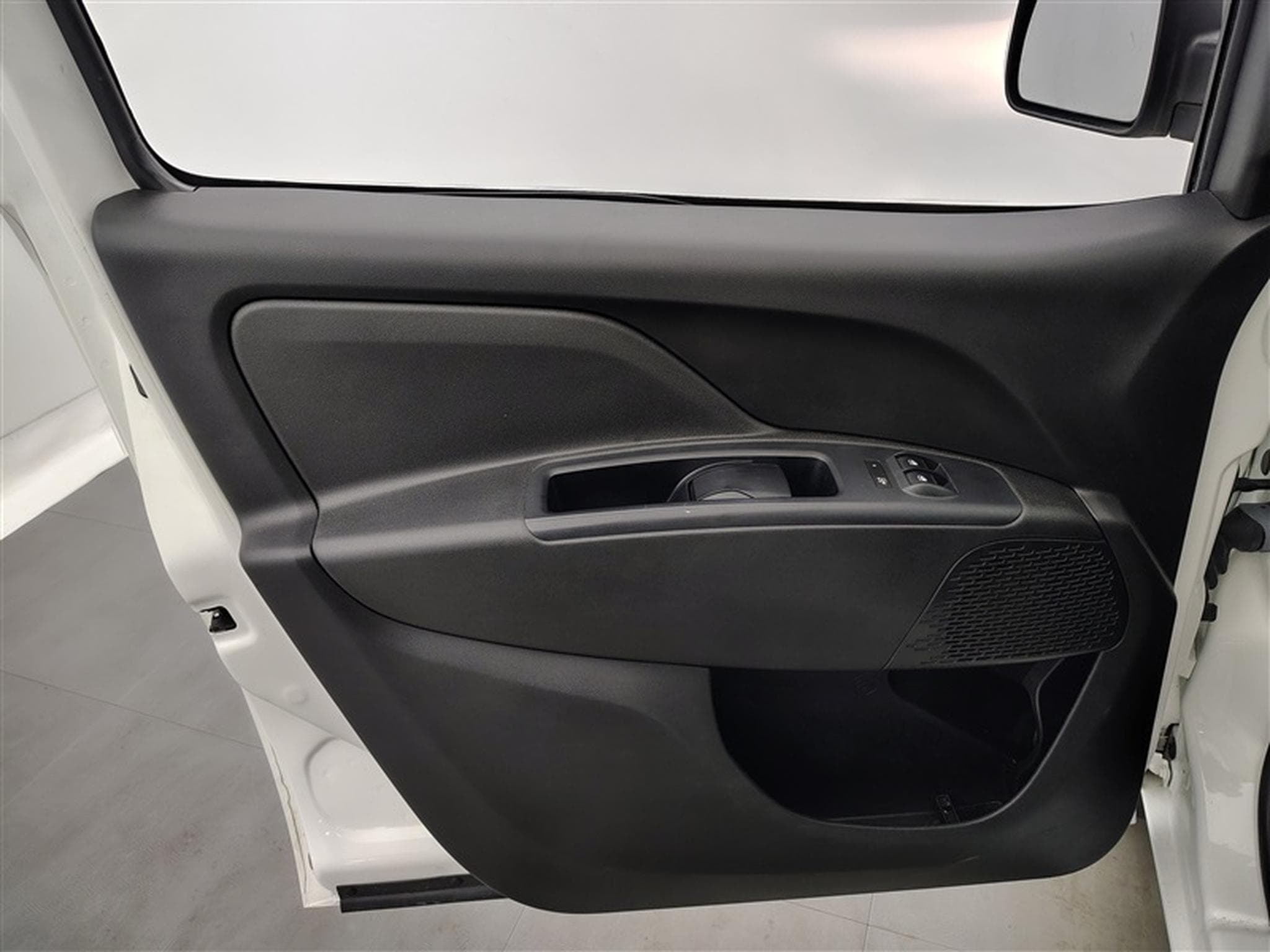 Fiat Doblo 1.6 MJET Cargo CLIM / CARPLAY (2023) - Photo 17