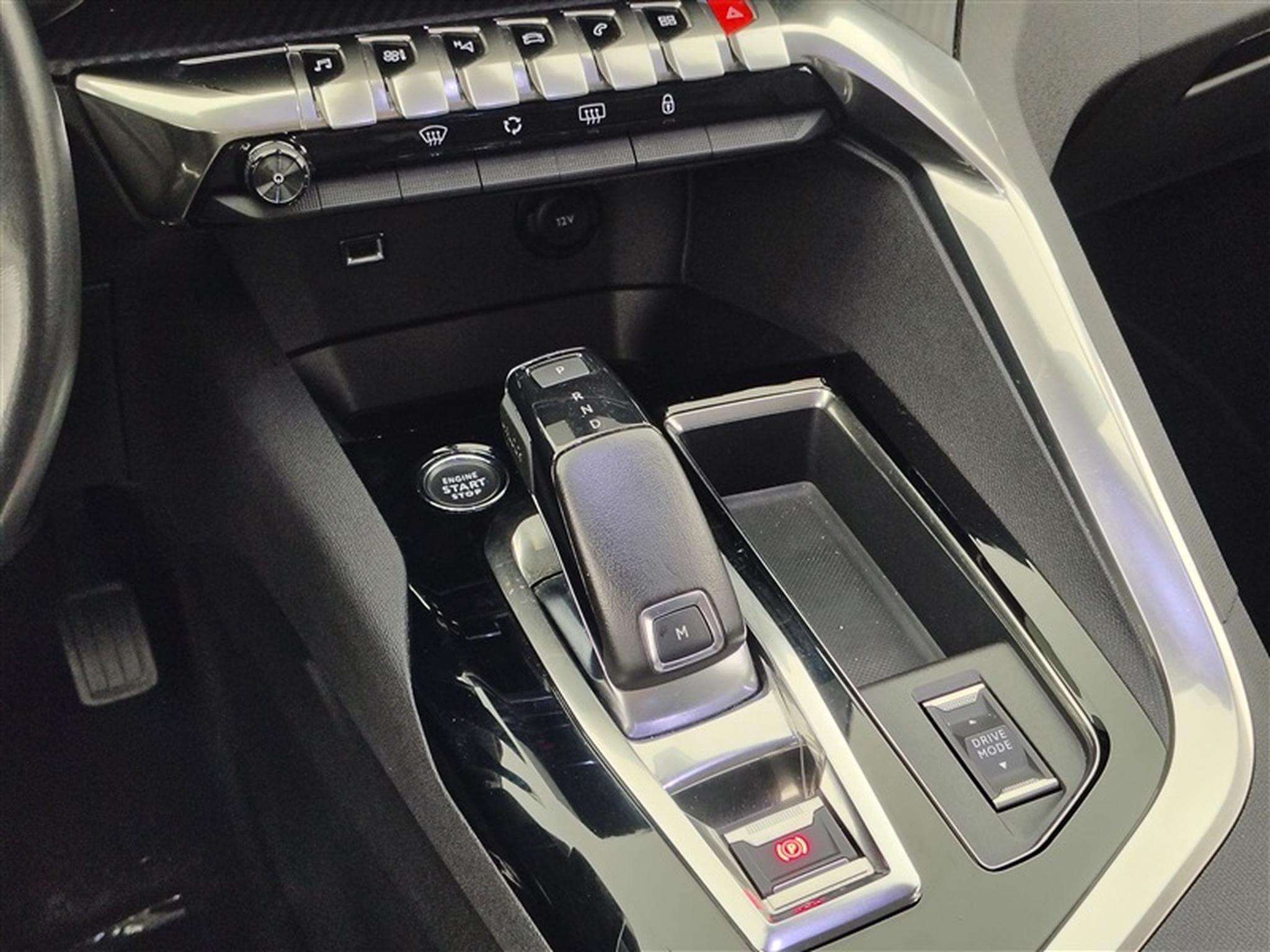 Peugeot 3008 1.5 DIESEL EAT8 Allure Pack S-CUIR / NAVI / FULL LED (2022) - Photo 12