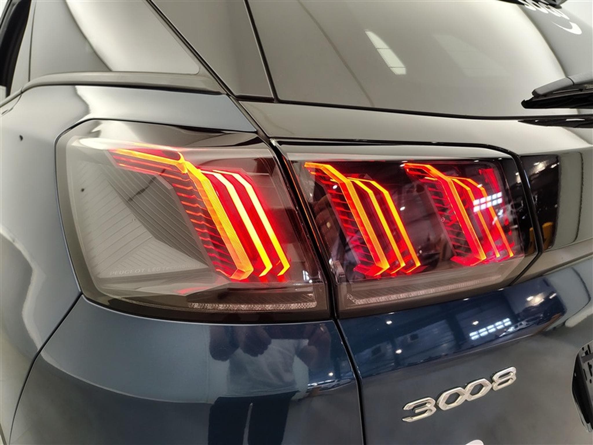 Peugeot 3008 1.5 DIESEL EAT8 Allure Pack S-CUIR / NAVI / FULL LED (2022) - Photo 16