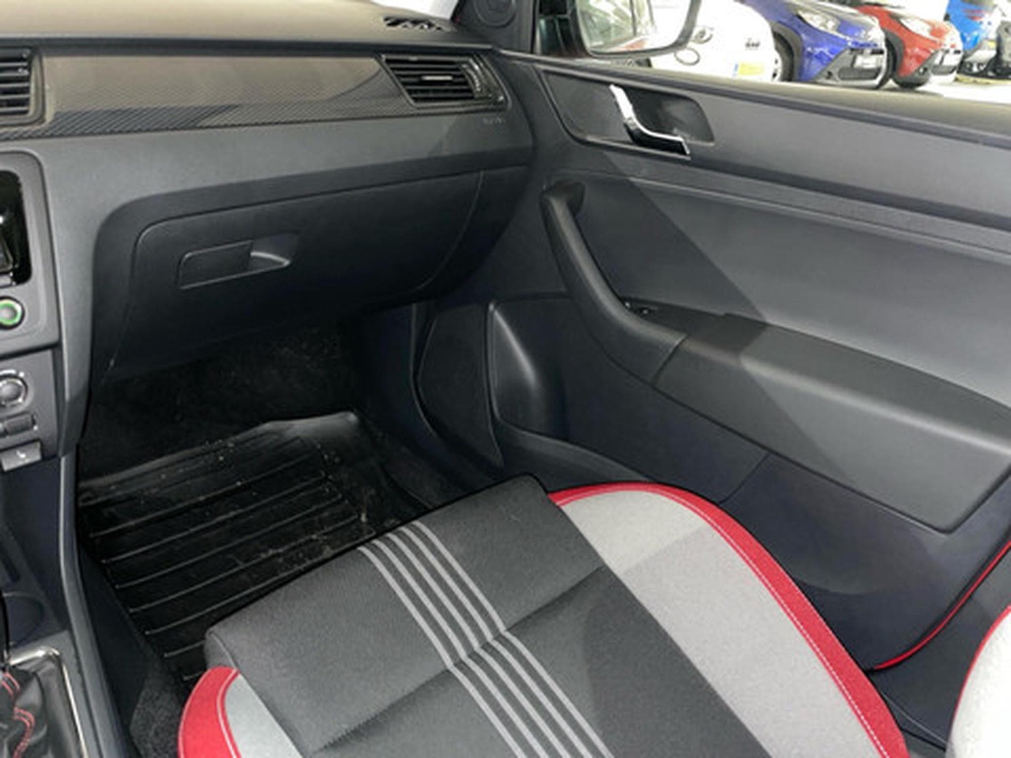 Skoda Rapid 1.6 TDI MONTE CARLO (2015) - Photo 9