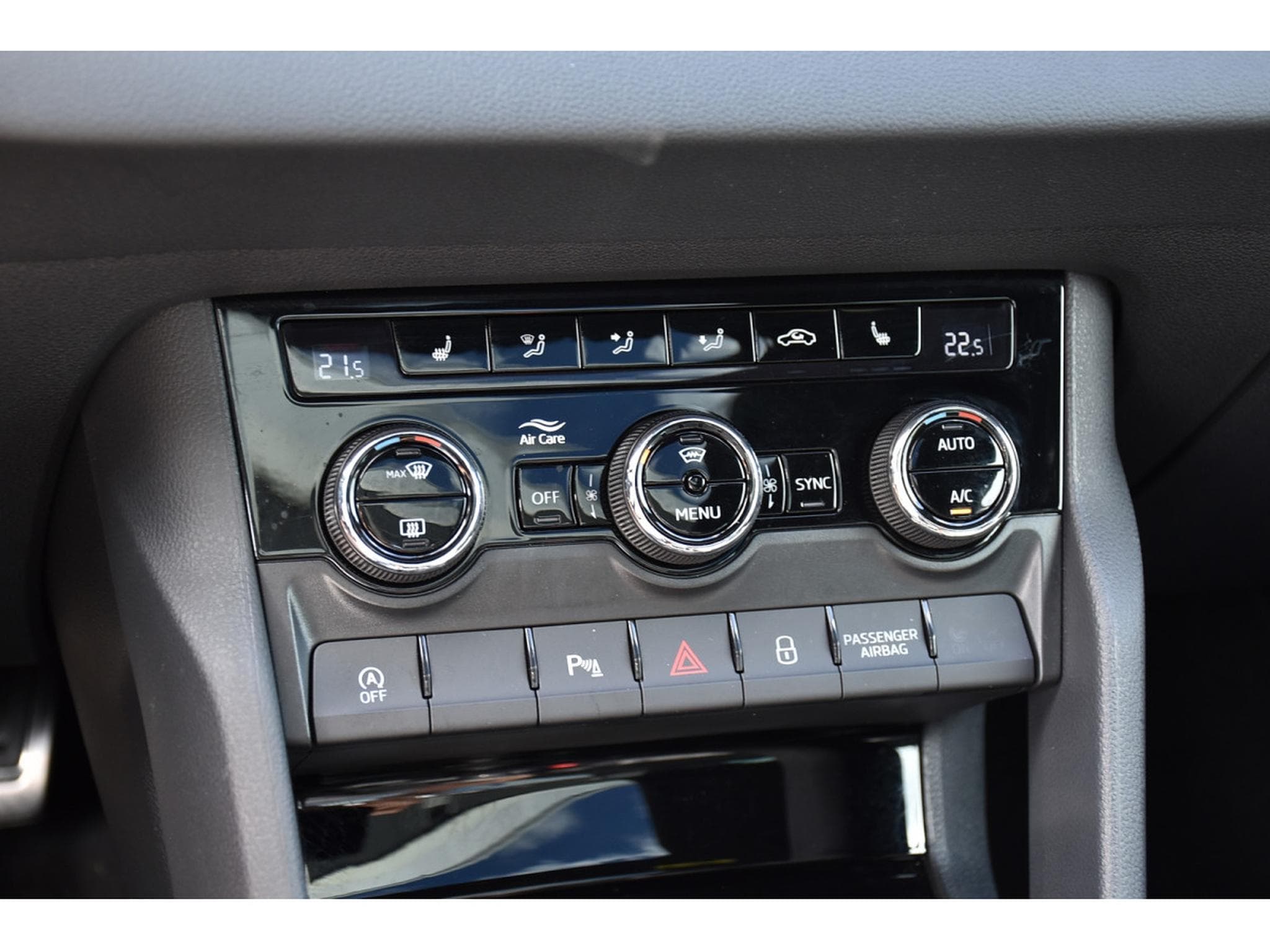 Skoda Karoq 2.0 TDI 4X4 Sportline DSG PANO TRAVEL SIDE ATT RMQ KEYLESS (2024) - Photo 16