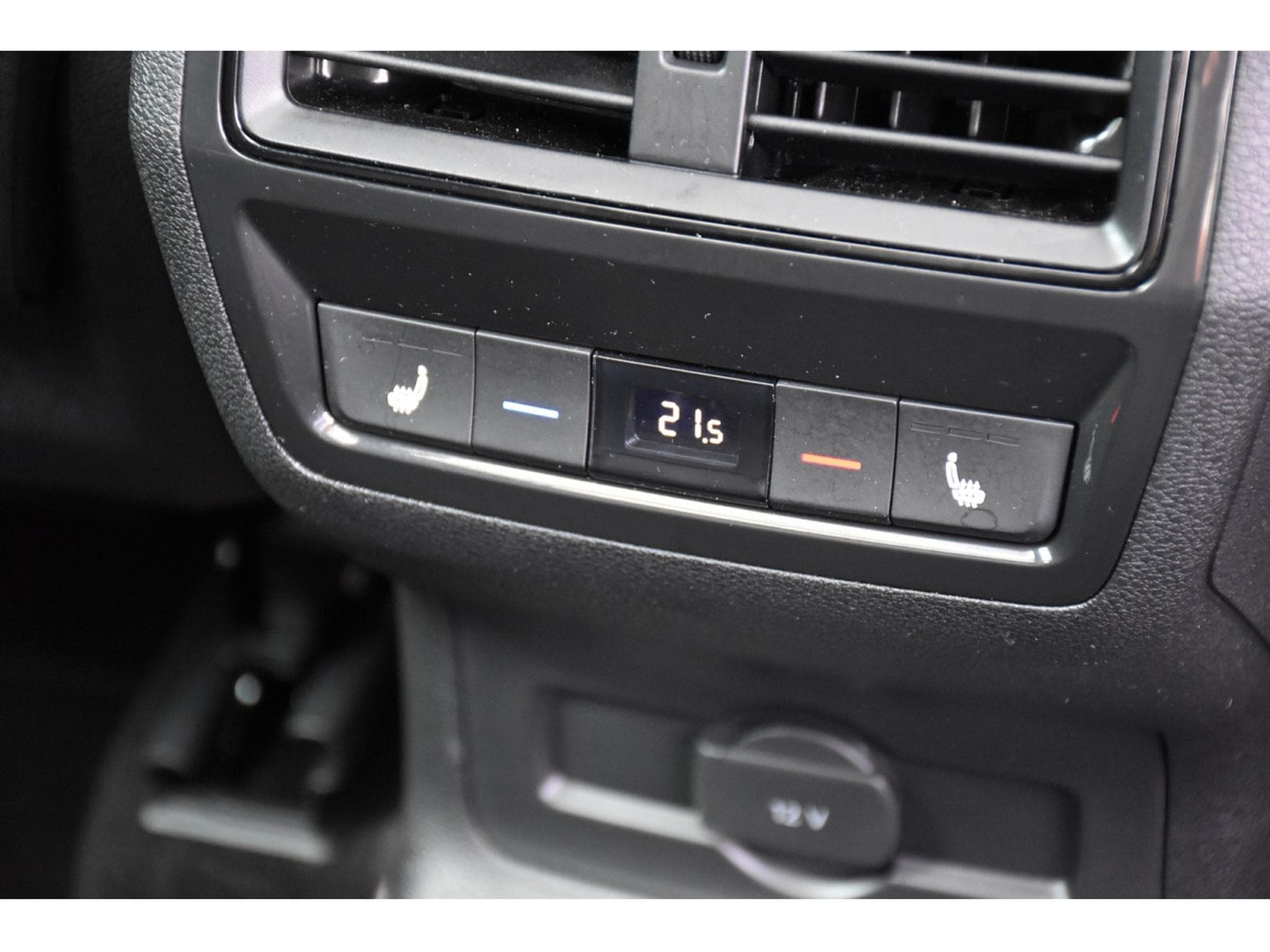 Skoda Karoq 2.0 TDI 4X4 Sportline DSG PANO TRAVEL SIDE ATT RMQ KEYLESS (2024) - Photo 17