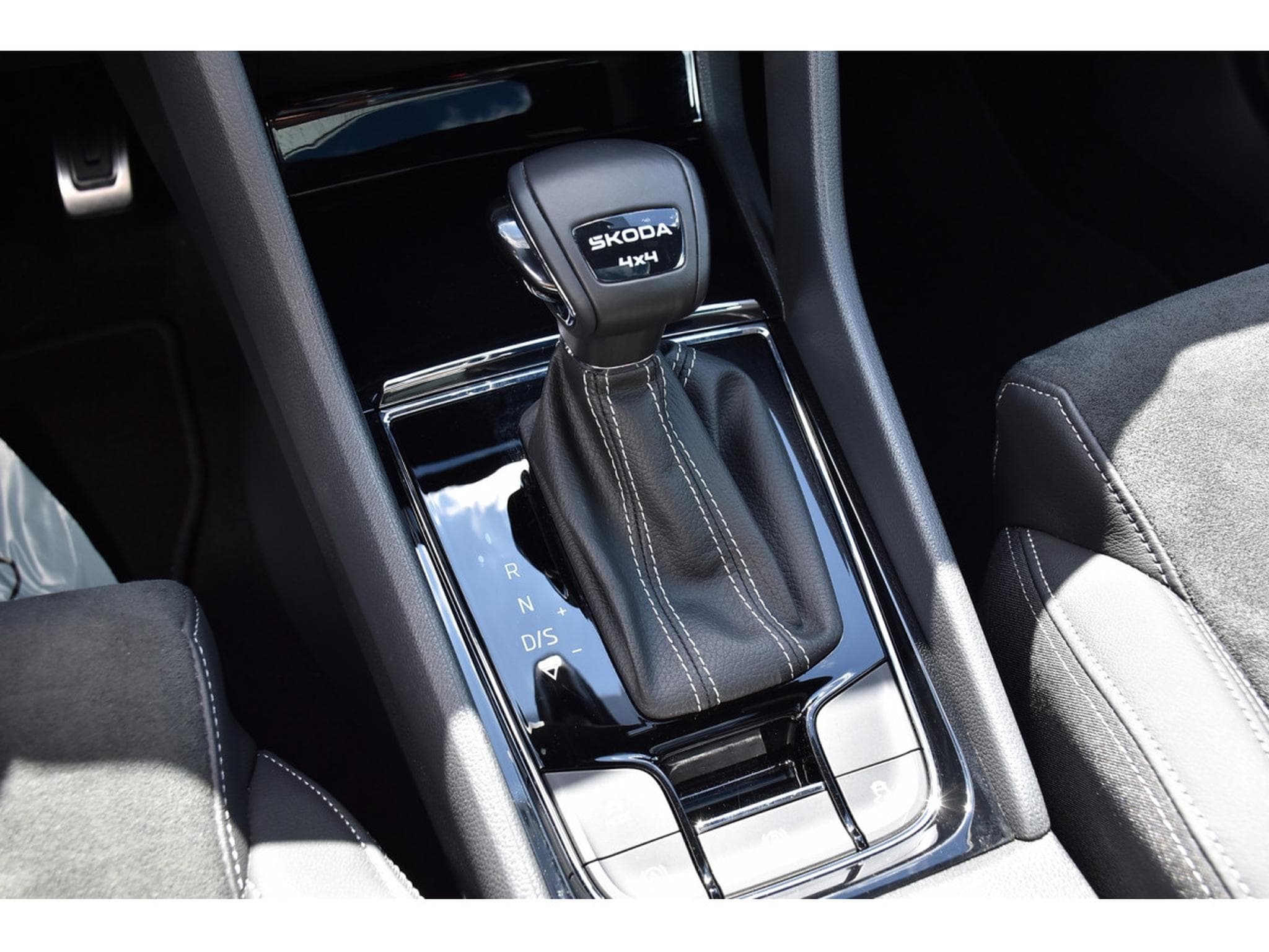 Skoda Karoq 2.0 TDI 4X4 Sportline DSG PANO TRAVEL SIDE ATT RMQ KEYLESS (2024) - Photo 18