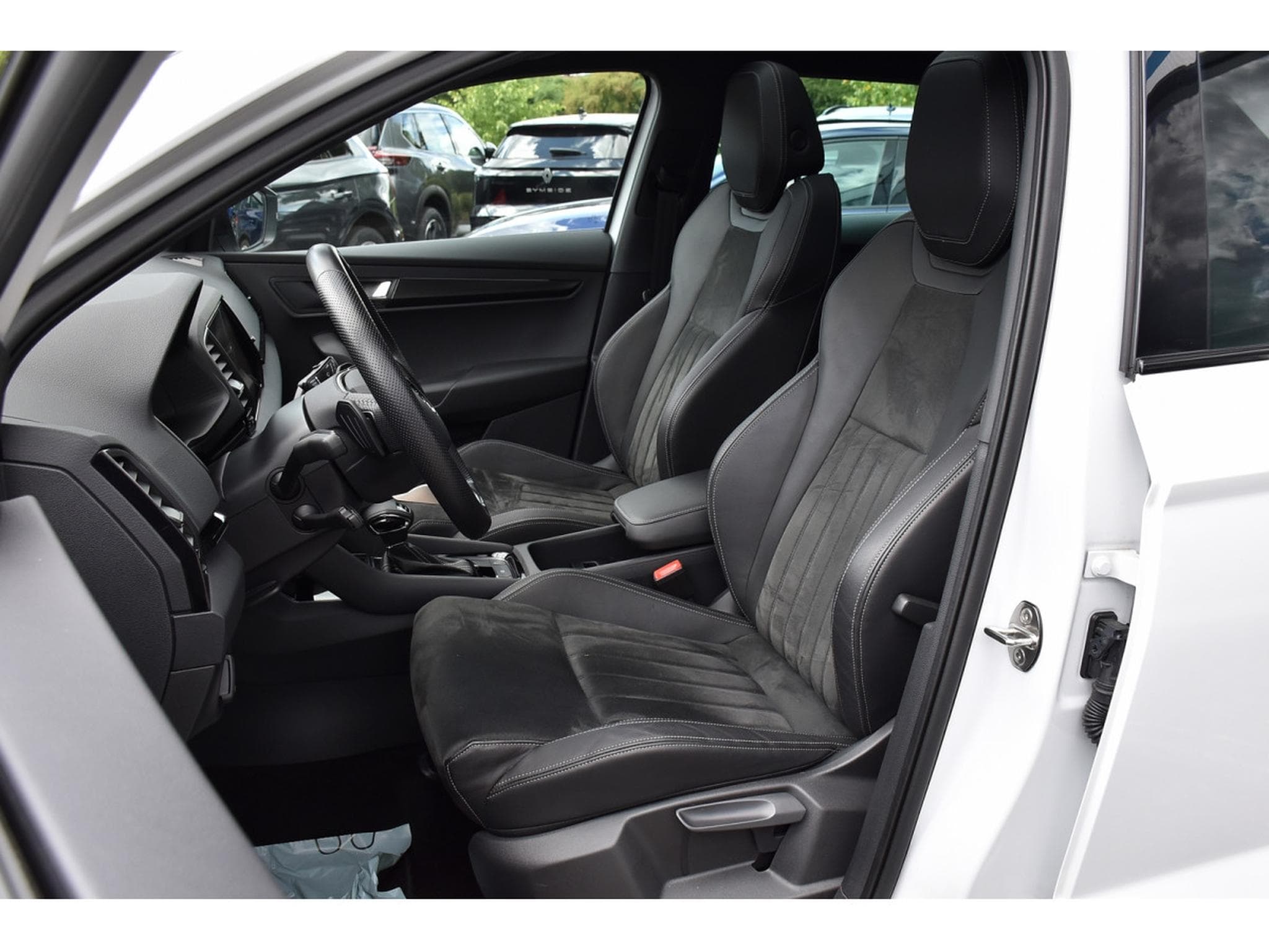 Skoda Karoq 2.0 TDI 4X4 Sportline DSG PANO TRAVEL SIDE ATT RMQ KEYLESS (2024) - Photo 6
