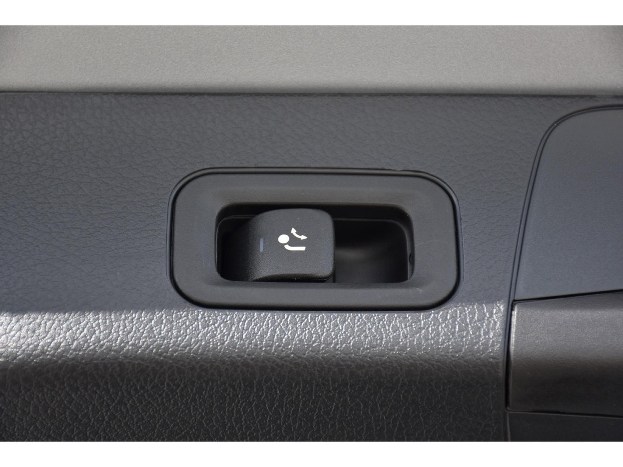 Mercedes GLB 220 4Matic AMG Line 8G-DCT  7 PL. MEMO PANO NIGHT ACC CAM360 1°M (2025) - Photo 23