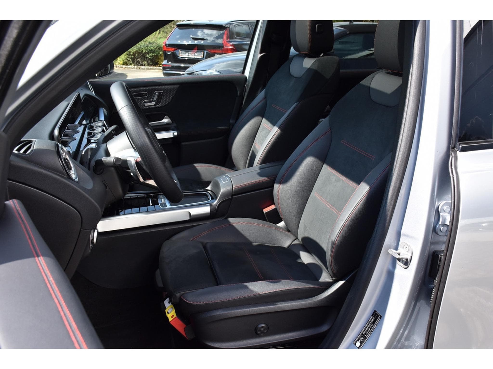 Mercedes GLB 220 4Matic AMG Line 8G-DCT  7 PL. MEMO PANO NIGHT ACC CAM360 1°M (2025) - Photo 6