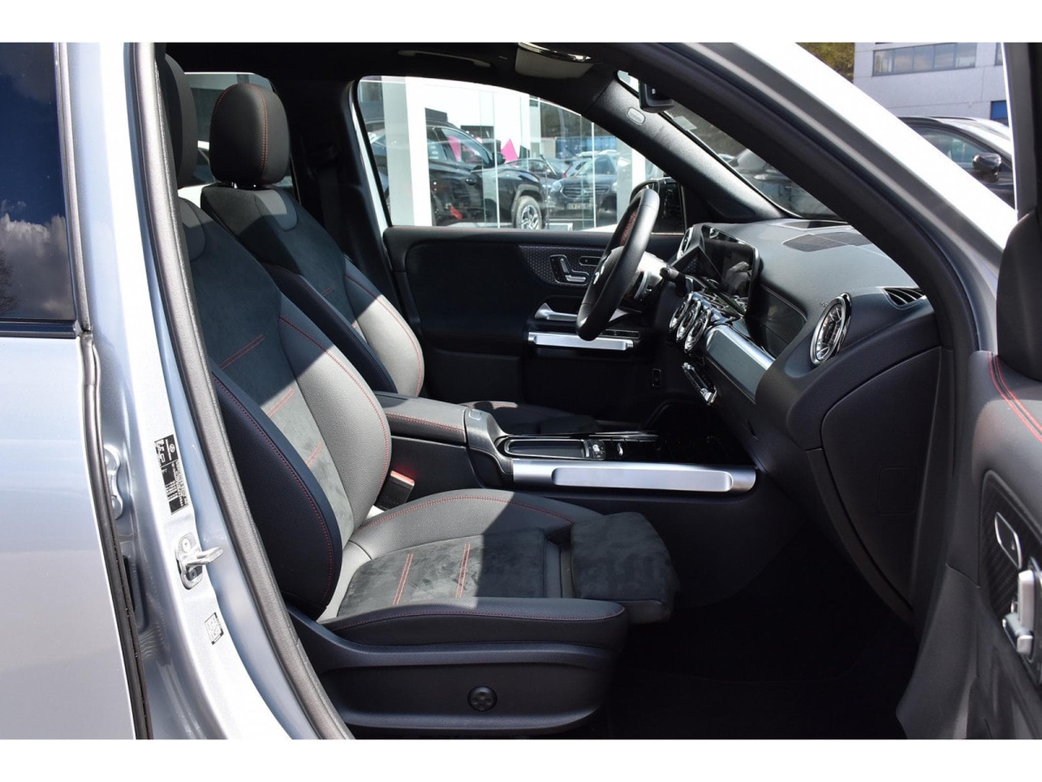 Mercedes GLB 220 4Matic AMG Line 8G-DCT  7 PL. MEMO PANO NIGHT ACC CAM360 1°M (2025) - Photo 7
