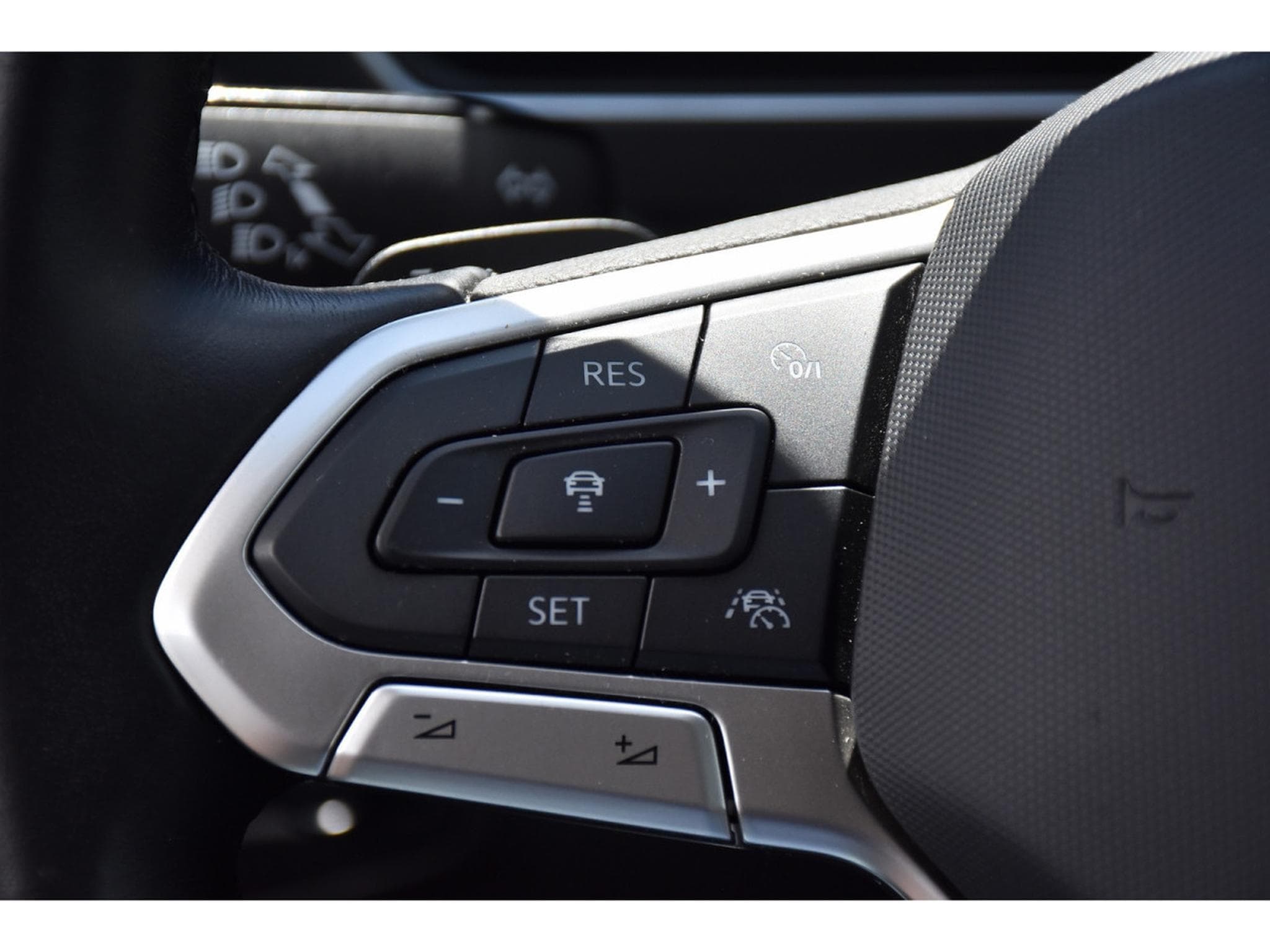 VW Tiguan 1.5 TSI URBAN SPORT DSG ACC BLIS HUD H&K ATT RMQ 1° MAIN (2022) - Photo 17