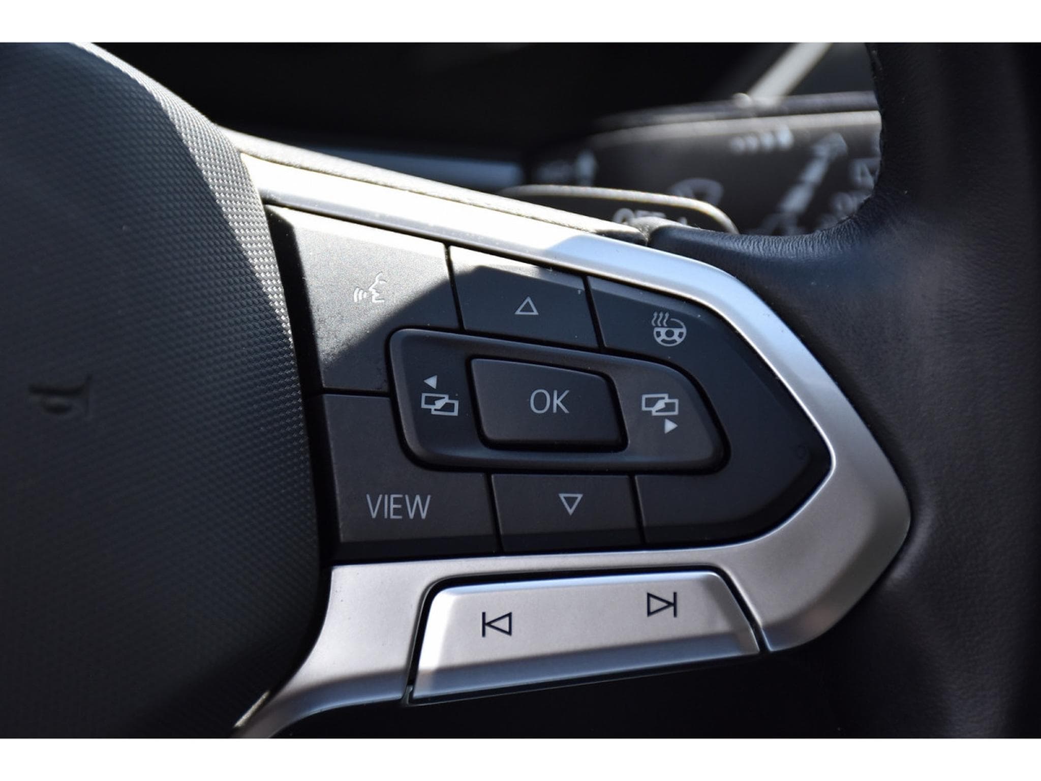 VW Tiguan 1.5 TSI URBAN SPORT DSG ACC BLIS HUD H&K ATT RMQ 1° MAIN (2022) - Photo 18