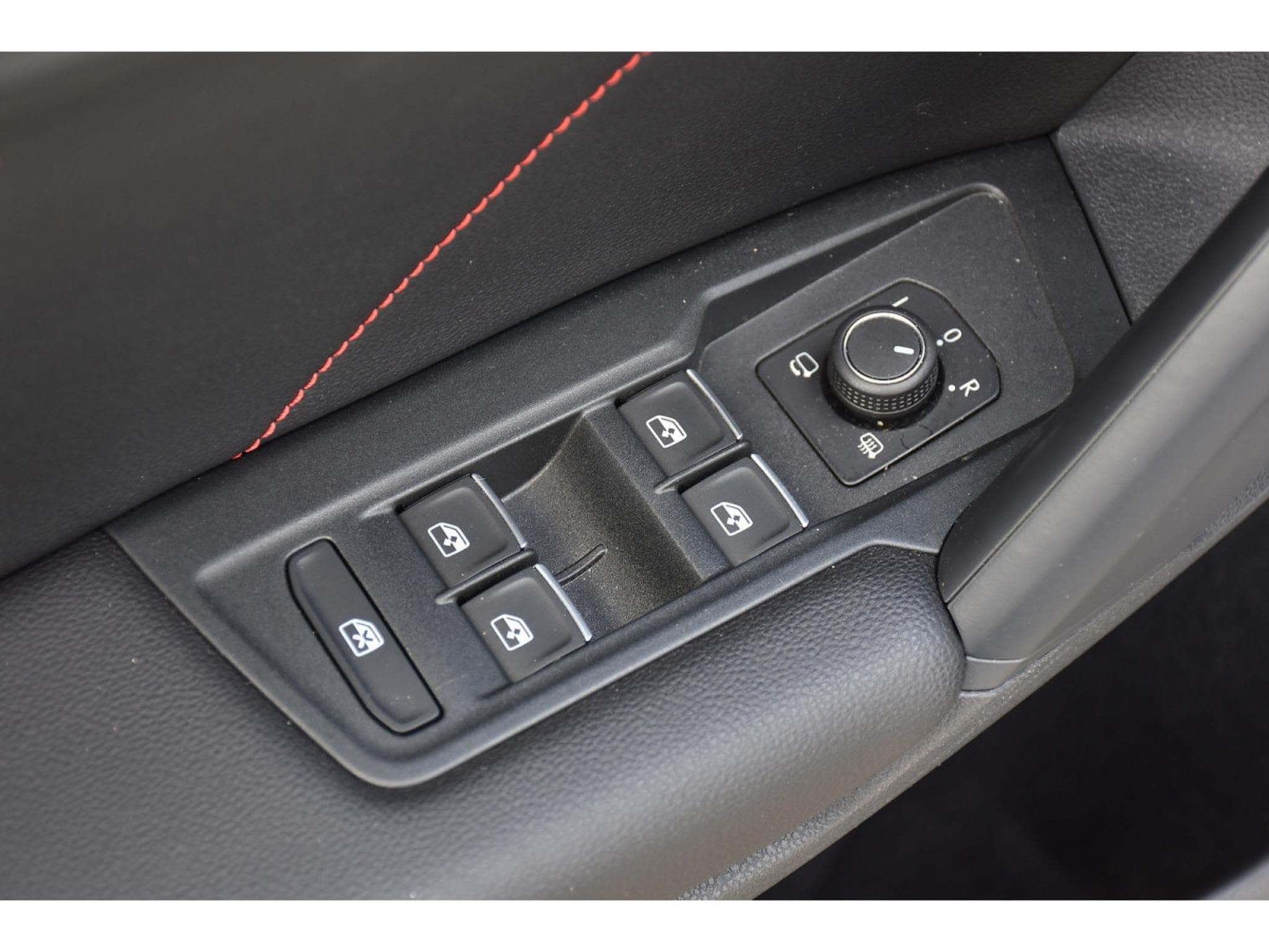 VW Tiguan 1.5 TSI URBAN SPORT DSG ACC BLIS HUD H&K ATT RMQ 1° MAIN (2022) - Photo 20