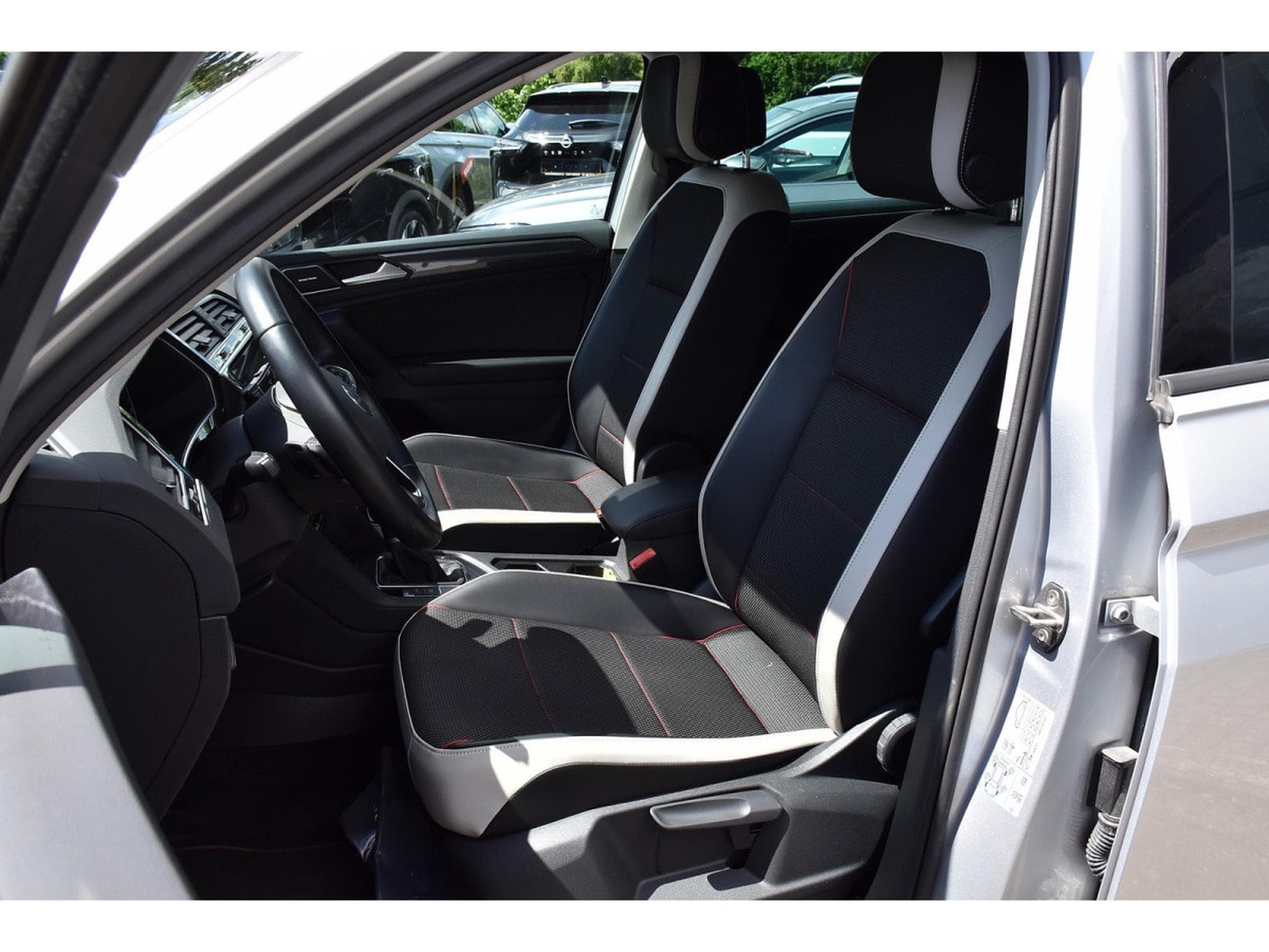 VW Tiguan 1.5 TSI URBAN SPORT DSG ACC BLIS HUD H&K ATT RMQ 1° MAIN (2022) - Photo 6