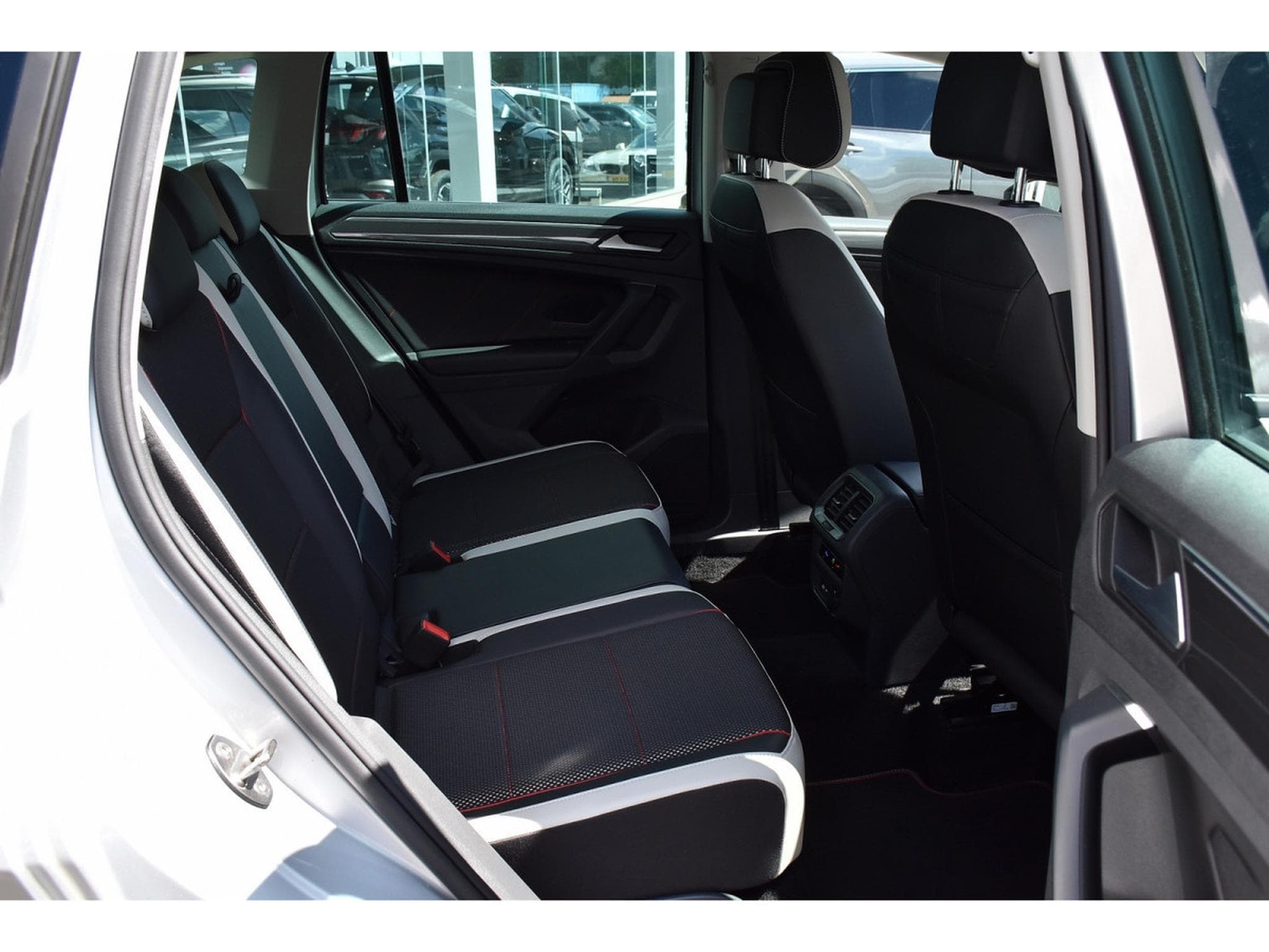VW Tiguan 1.5 TSI URBAN SPORT DSG ACC BLIS HUD H&K ATT RMQ 1° MAIN (2022) - Photo 8