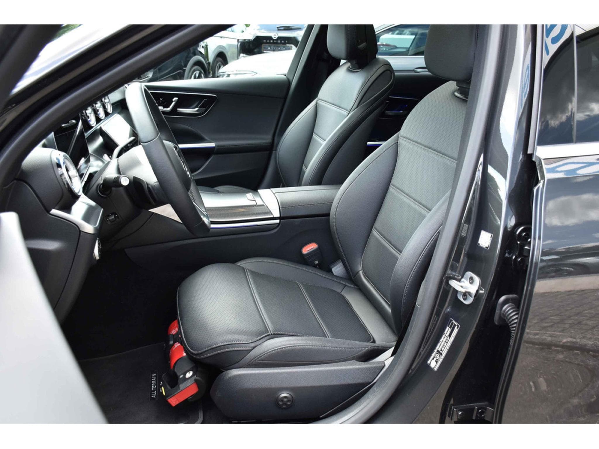 Mercedes C 220 CDI Break 4Matic All Terrain 9G PANO MEMO DISTR ATT RMQ (2025) - Photo 6