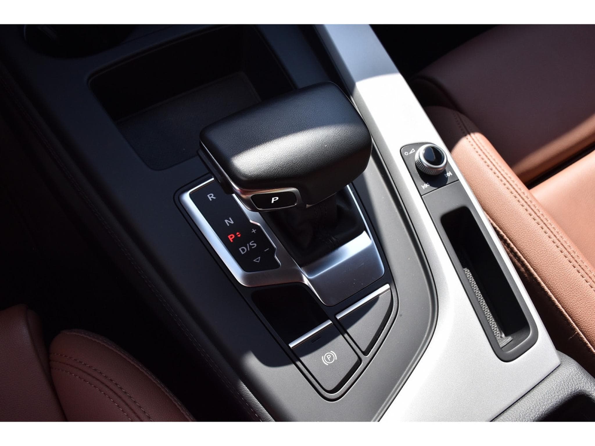 Audi A4 40 TDI Quattro S-Tronic CUIR GPS ATT RMQ CAM 1° MAIN (2022) - Photo 19