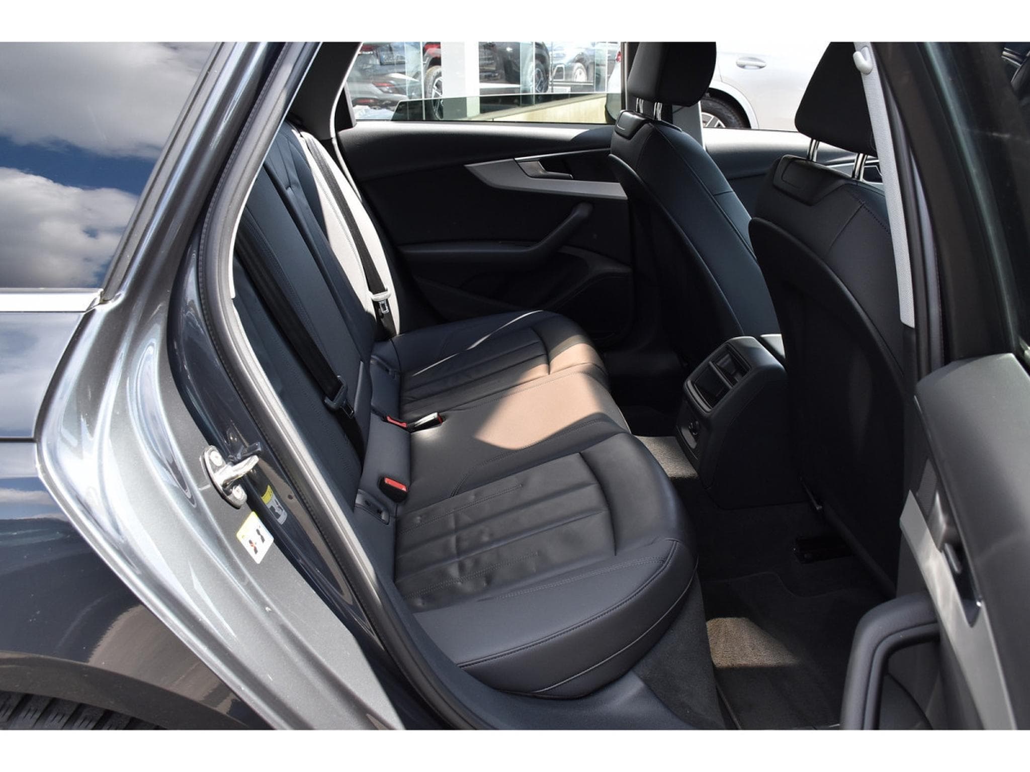 Audi A4 Avant 30 TDI S-Tronic CUIR LANE SIDE GPS CAM 1° MAIN (2022) - Photo 8