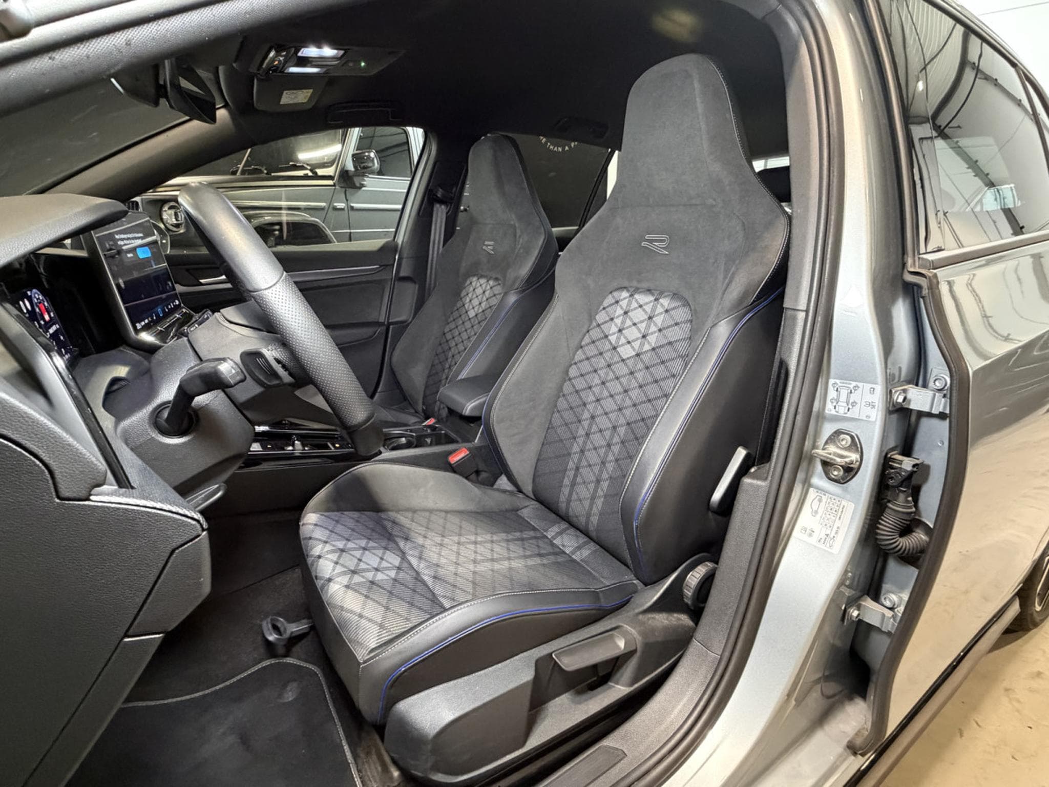 VW Golf Golf VIII Lim. 1.5 eTSI R-Line (2025) - Foto 12