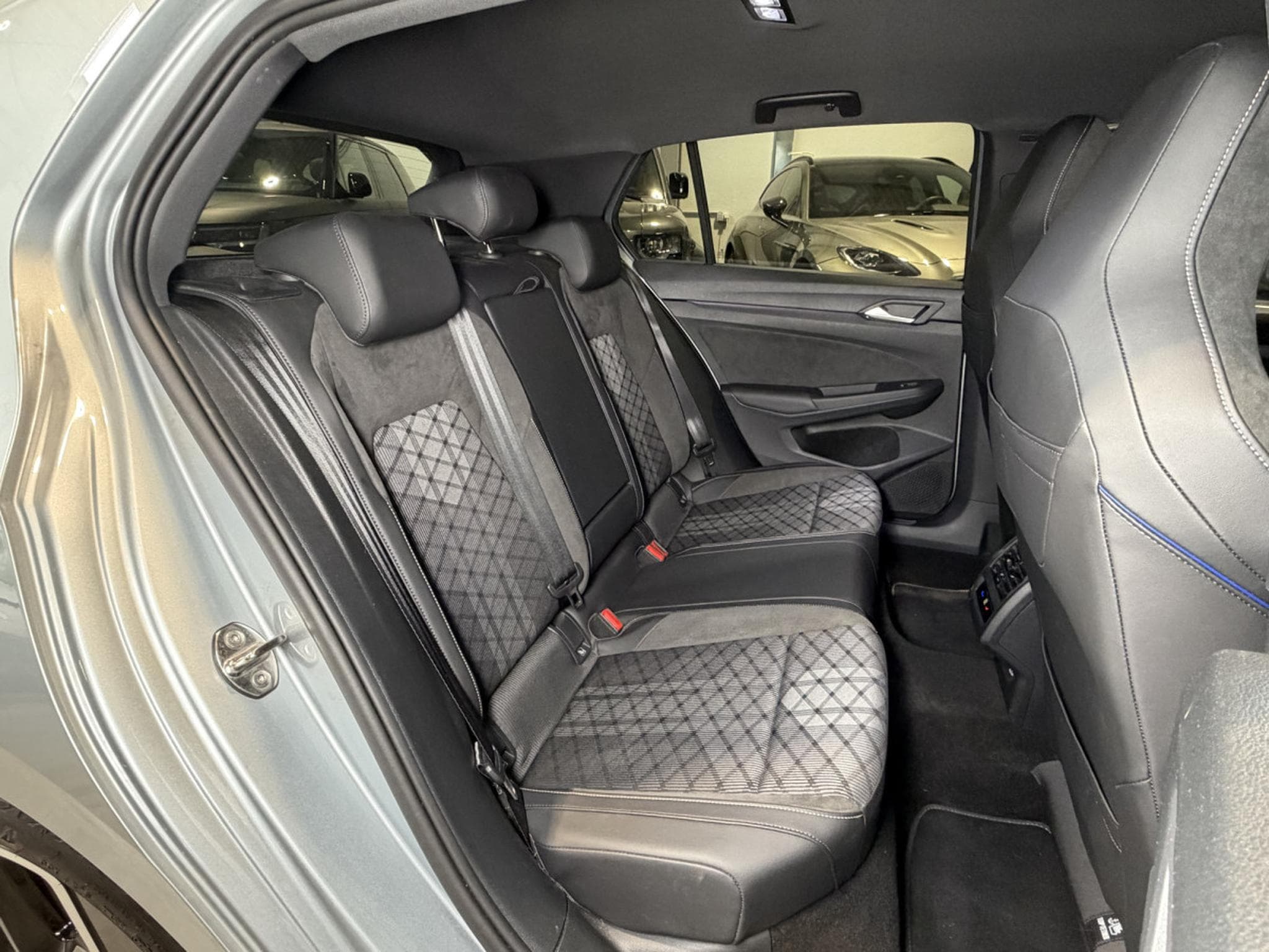 VW Golf Golf VIII Lim. 1.5 eTSI R-Line (2025) - Foto 23