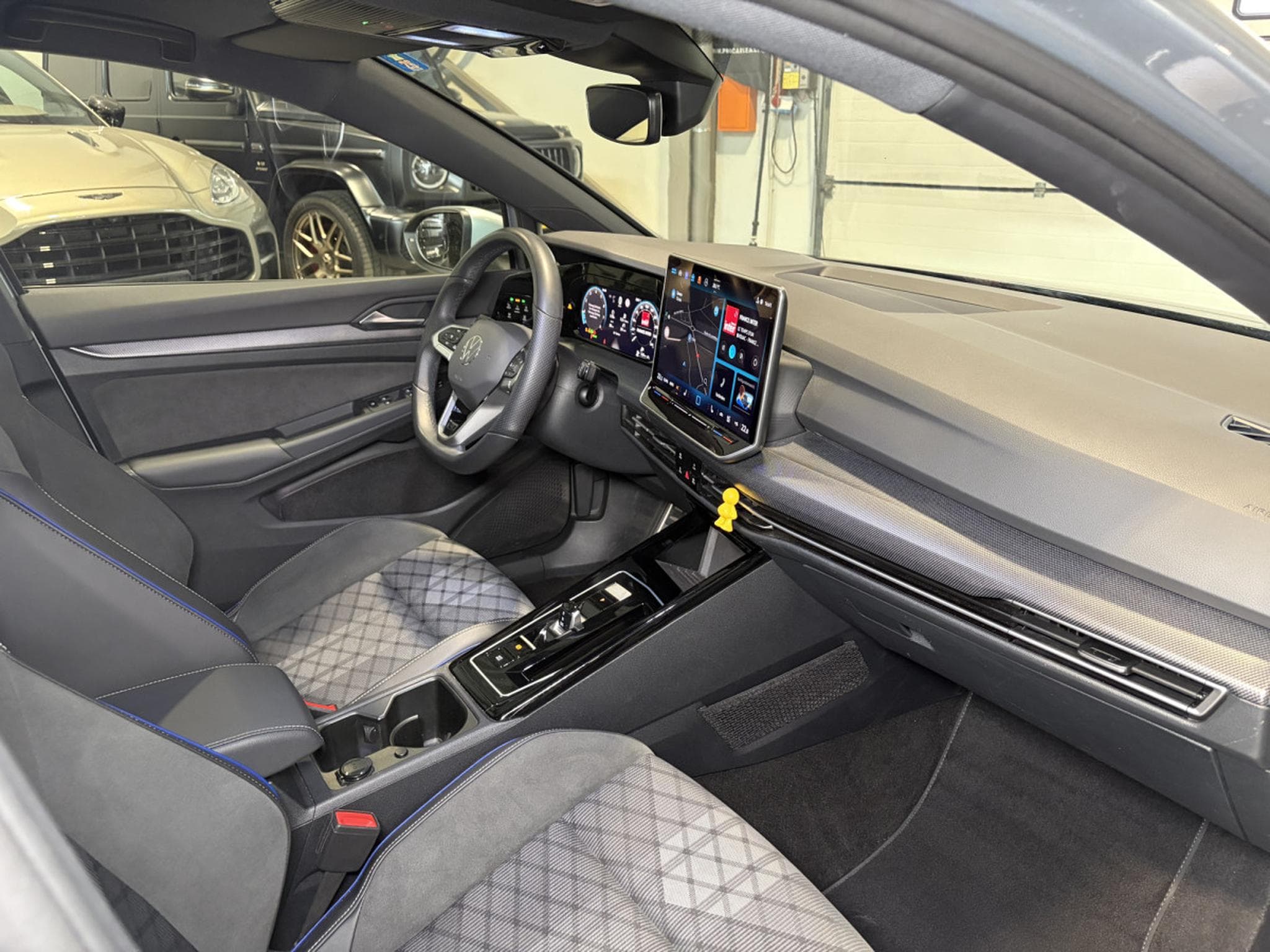 VW Golf Golf VIII Lim. 1.5 eTSI R-Line (2025) - Foto 24