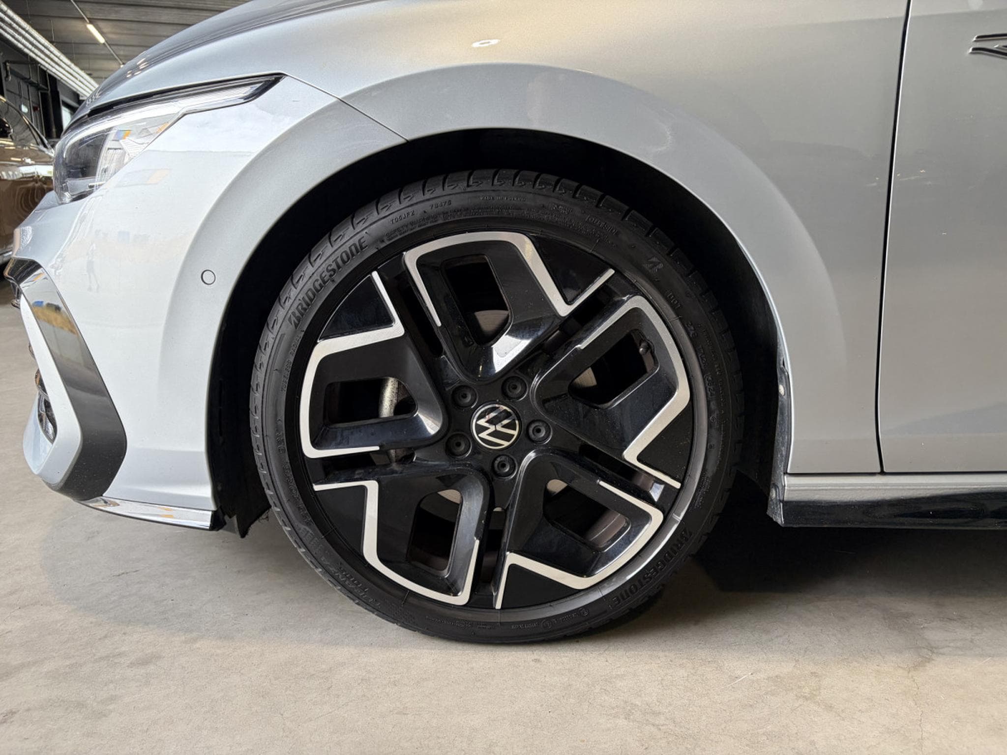 VW Golf Golf VIII Lim. 1.5 eTSI R-Line (2025) - Foto 9