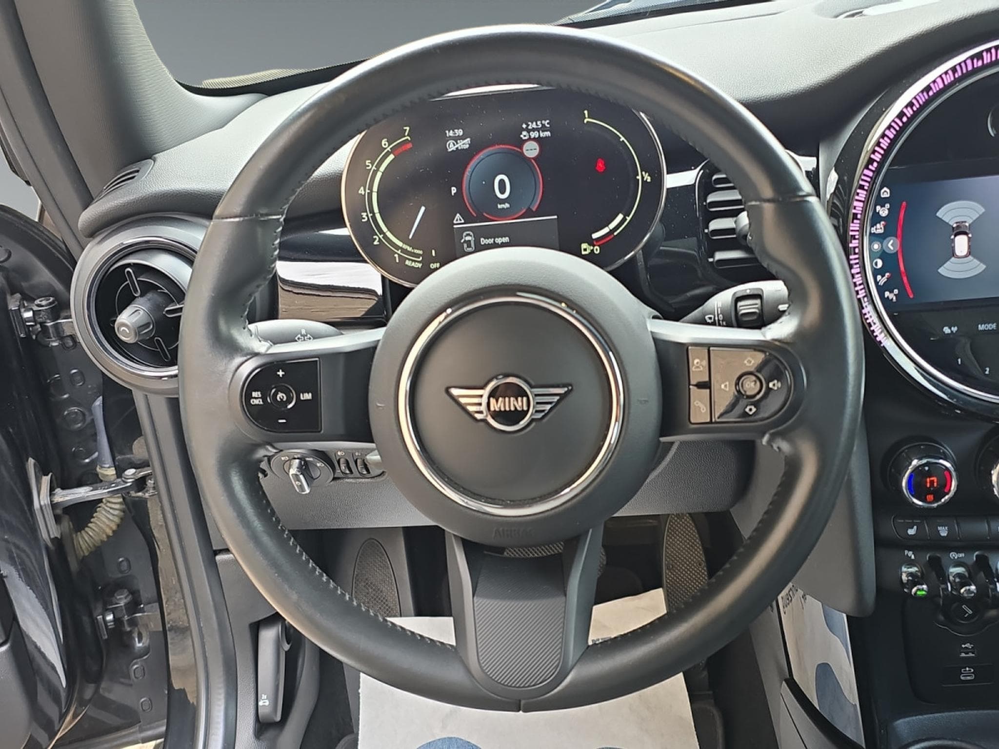 Mini Cooper 3 Facelift (2023) - Photo 13