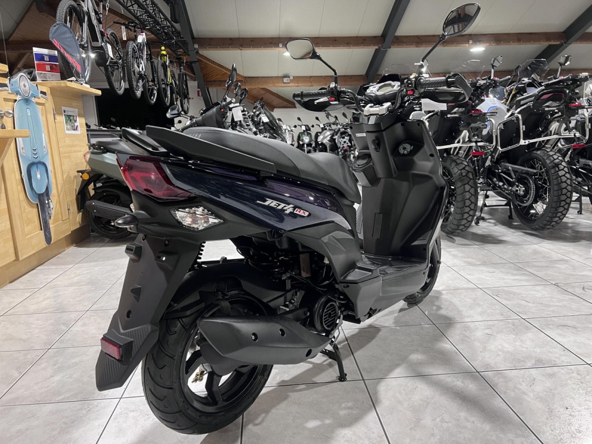 SYM Jet 4 RX 50 Classe A  25 Km/h DEBRIDER ET TOP CASE INCLUS (2026) - Photo 3