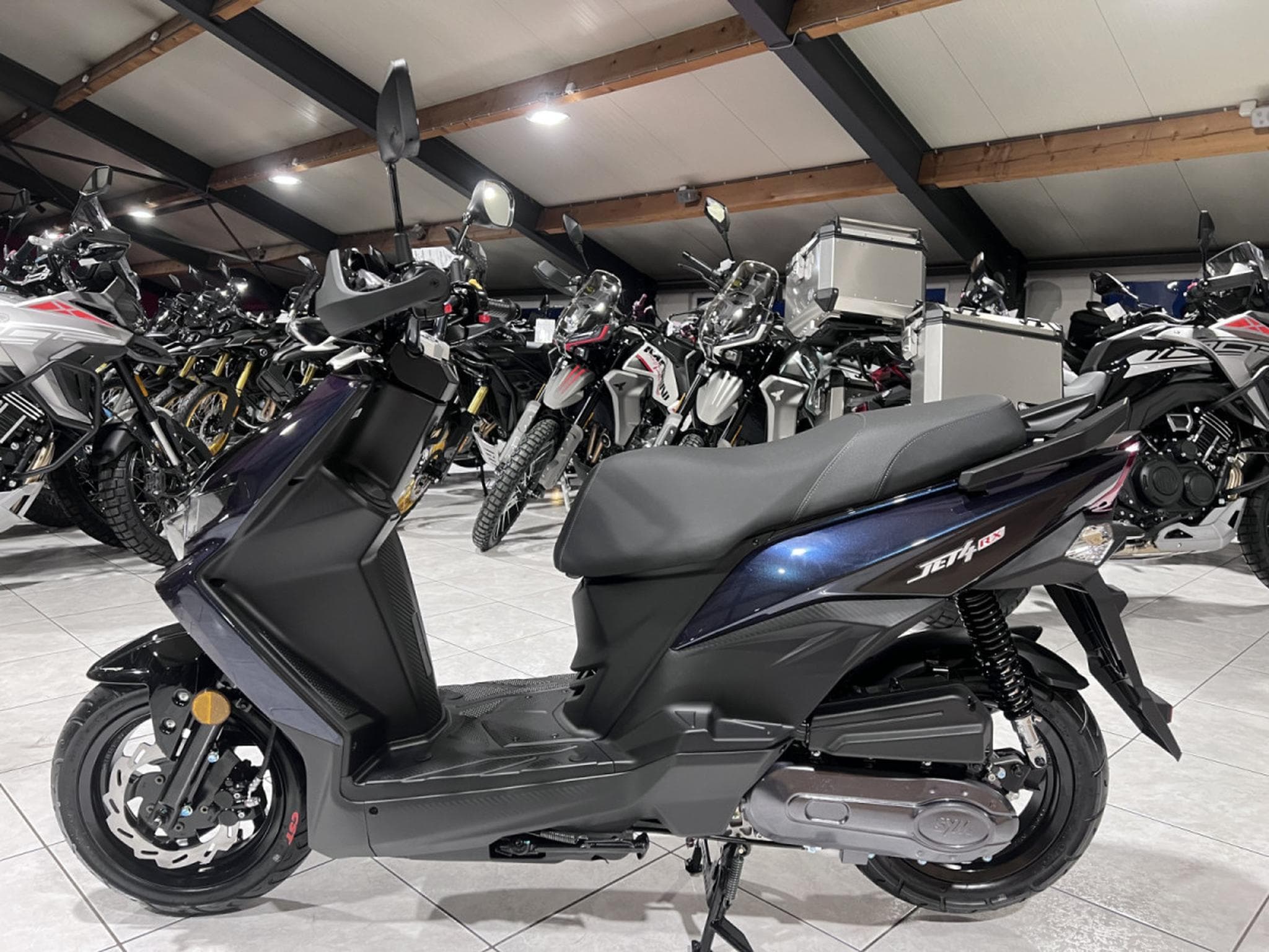 SYM Jet 4 RX 50 Classe A  25 Km/h DEBRIDER ET TOP CASE INCLUS (2026) - Photo 4