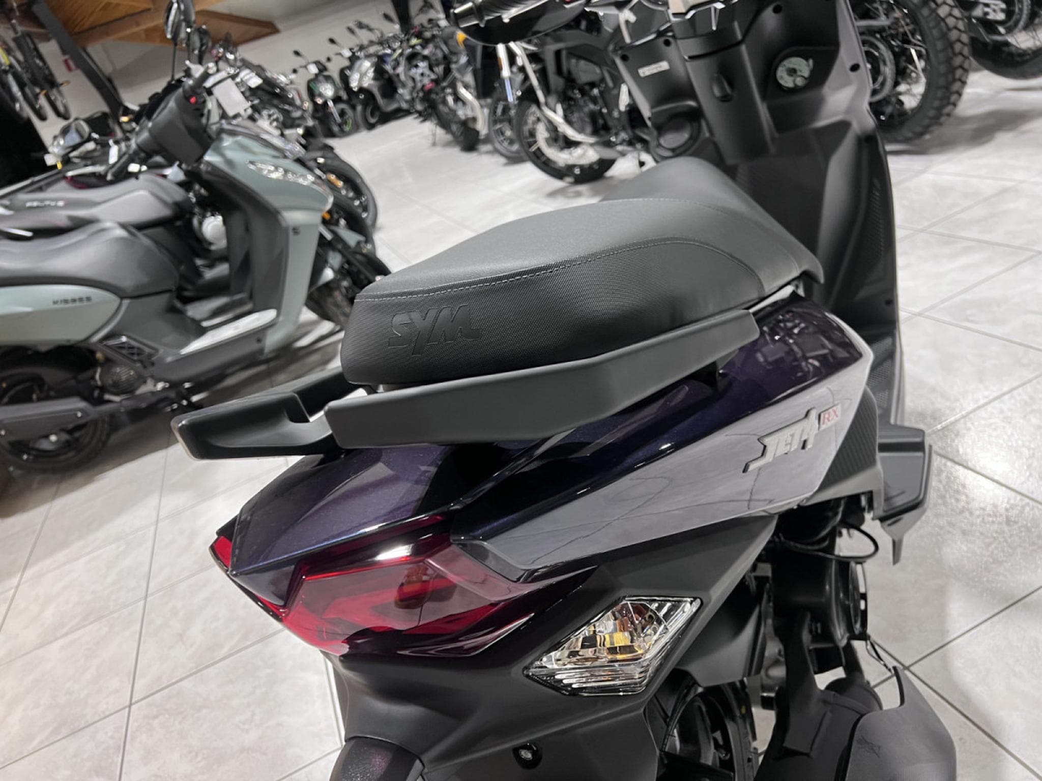 SYM Jet 4 RX 50 Classe A  25 Km/h DEBRIDER ET TOP CASE INCLUS (2026) - Photo 5
