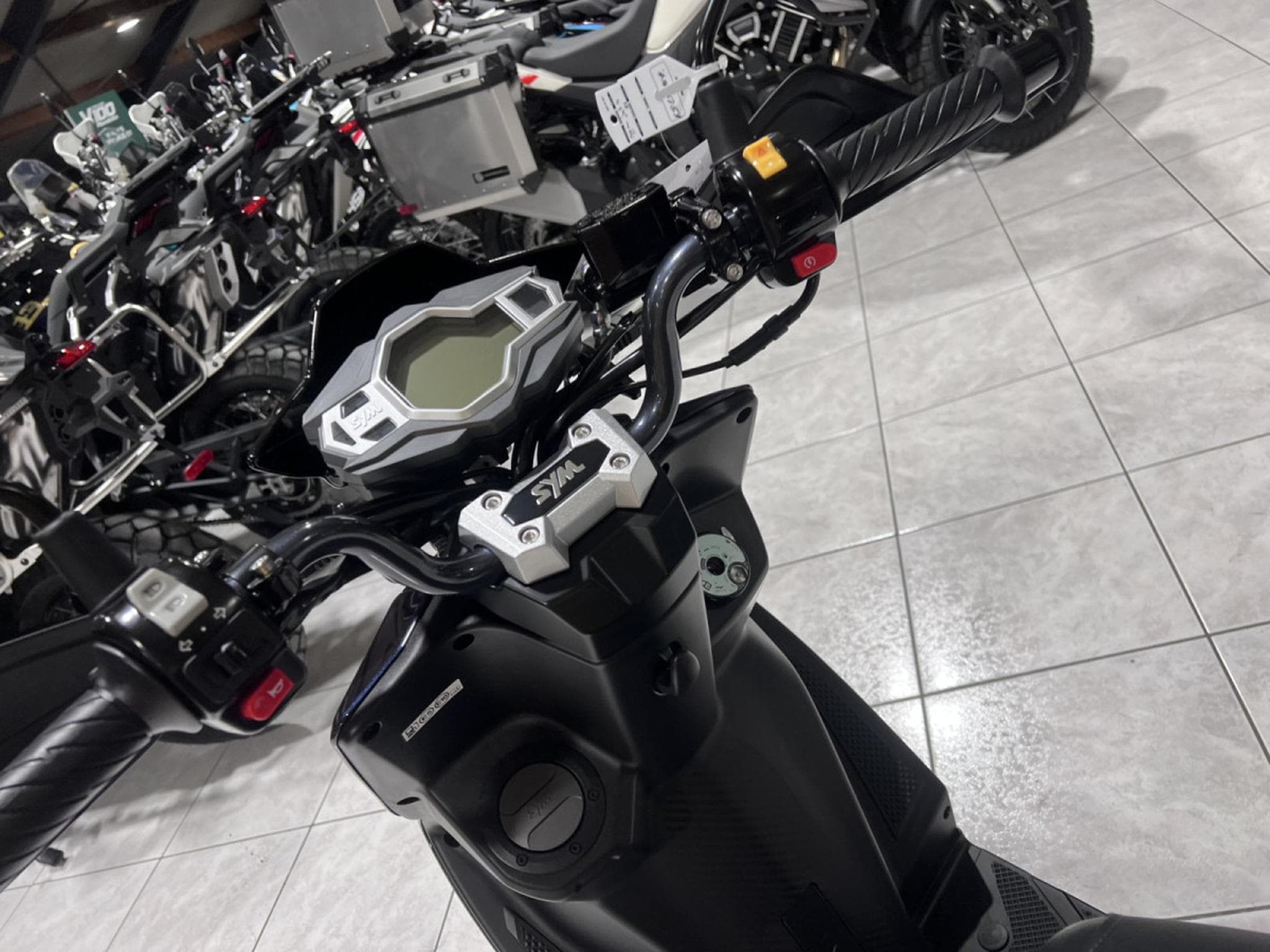 SYM Jet 4 RX 50 Classe A  25 Km/h DEBRIDER ET TOP CASE INCLUS (2026) - Photo 6
