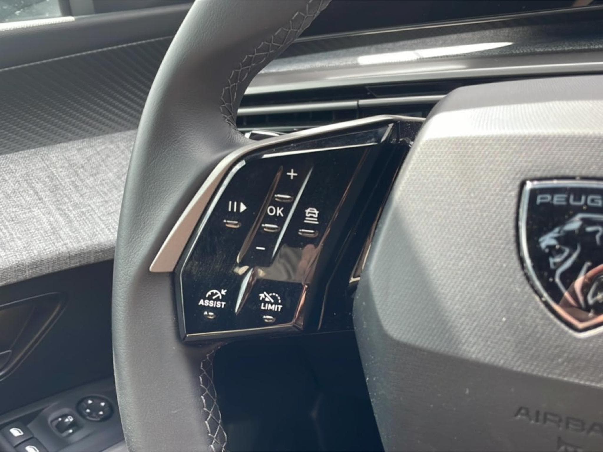 Peugeot 5008 HYBRID 145 ALLURE E-DCS6 (2025) - Foto 12