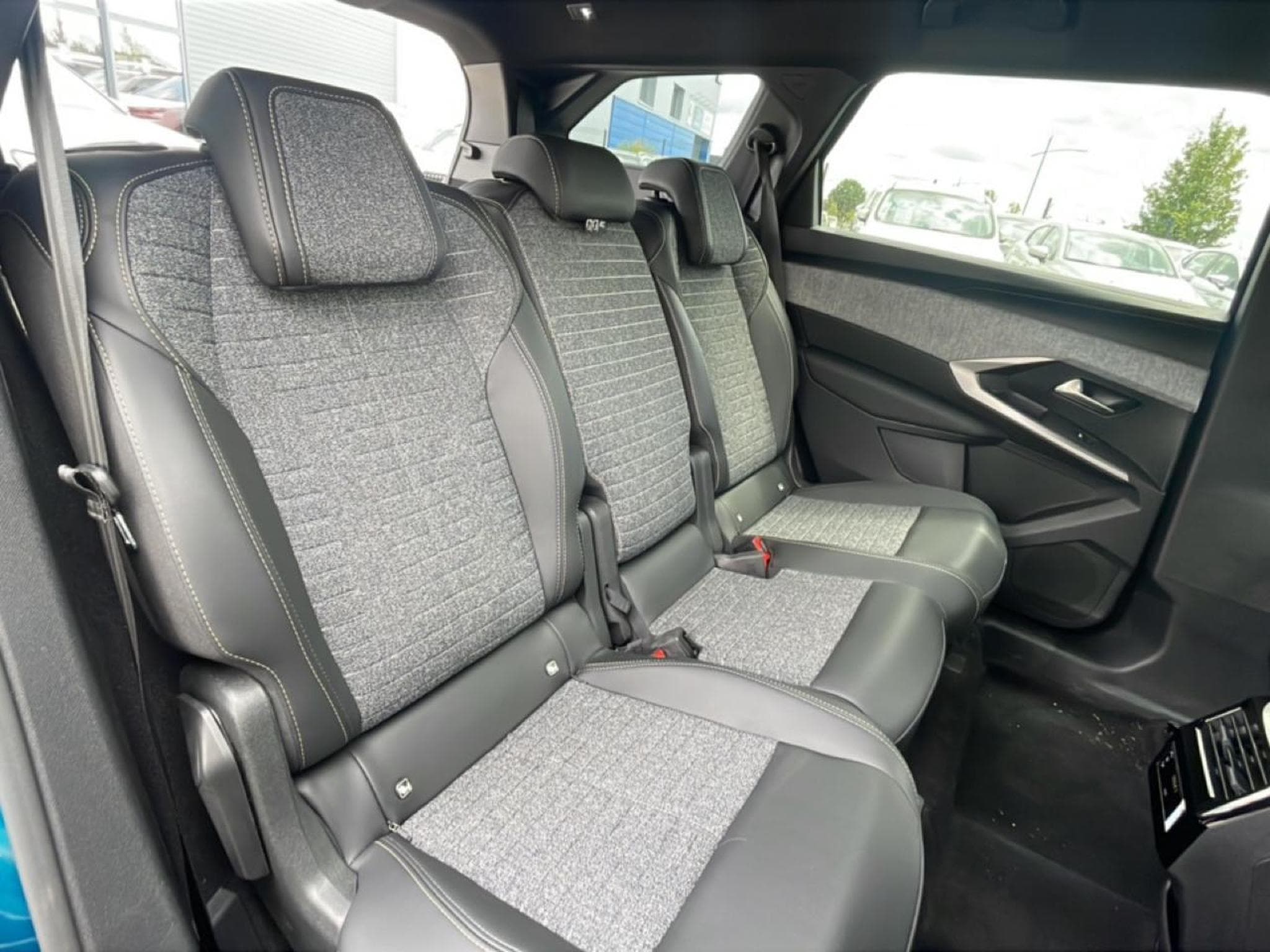 Peugeot 5008 HYBRID 145 ALLURE E-DCS6 (2025) - Foto 16