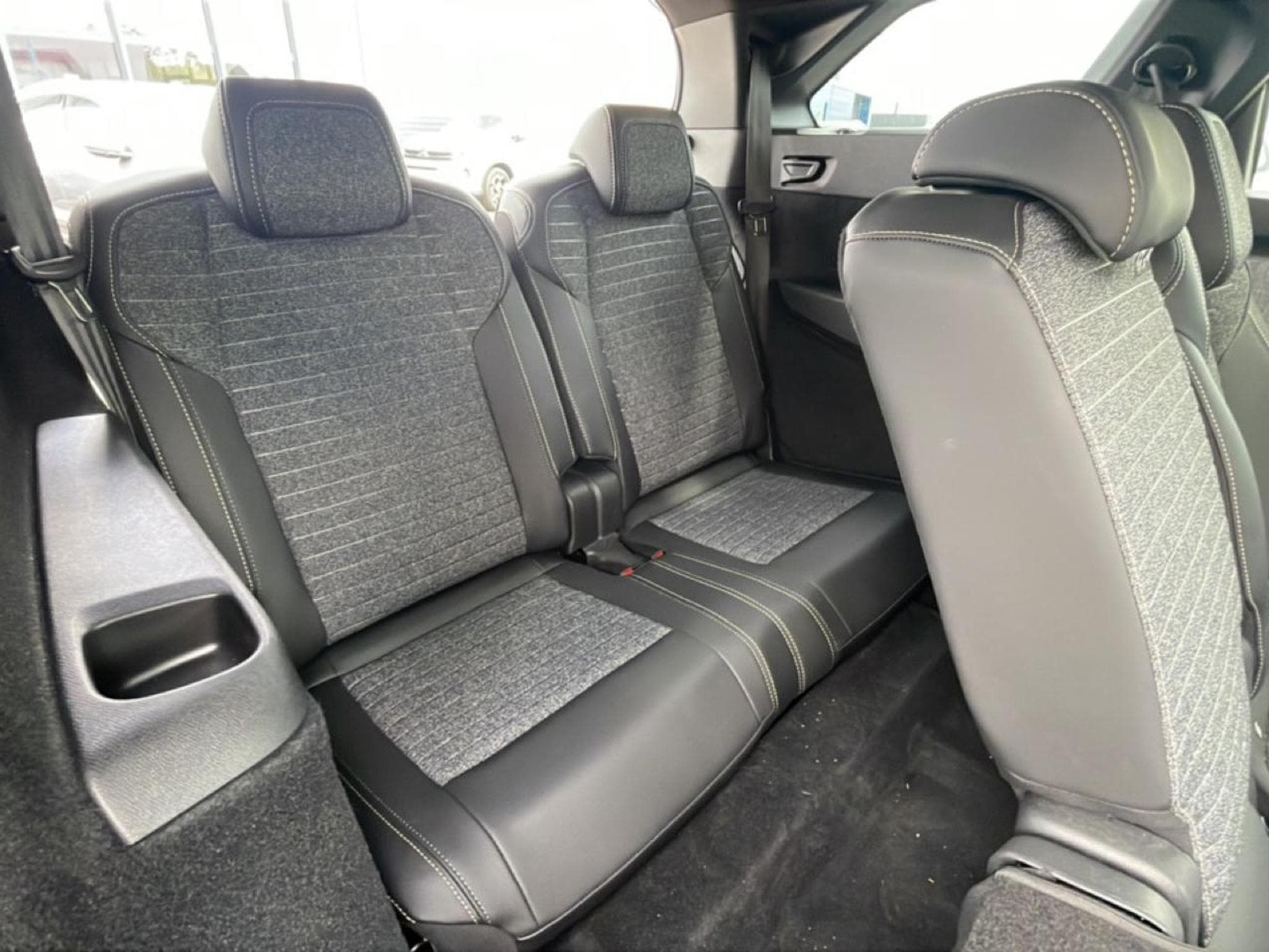 Peugeot 5008 HYBRID 145 ALLURE E-DCS6 (2025) - Foto 18