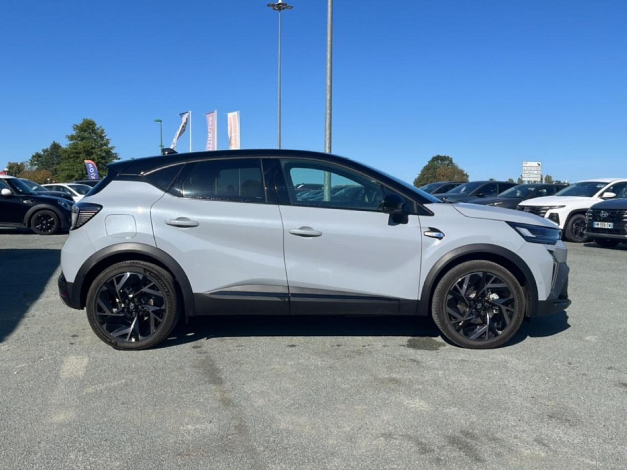 Renault Captur 1.8 E-TECH FULL HYBRID 160 ESPRIT ALPINE (2025) - Foto 4