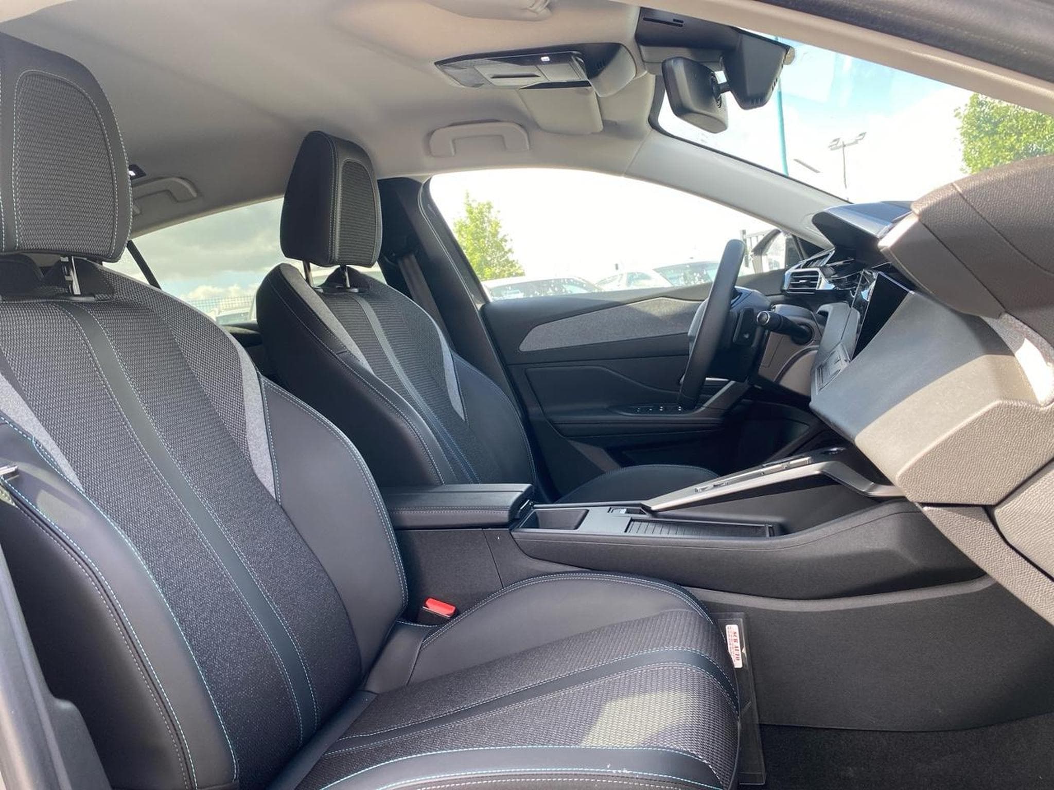 Peugeot 308 1.5 BLUEHDI 130 ALLURE EAT8 (2025) - Foto 12