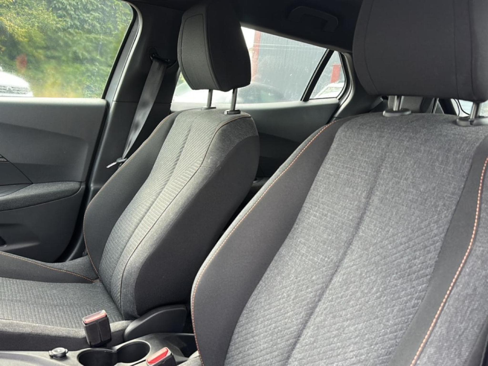 Peugeot 2008 1.2 HYBRID 145 STYLE E-DCS6 (2025) - Foto 14