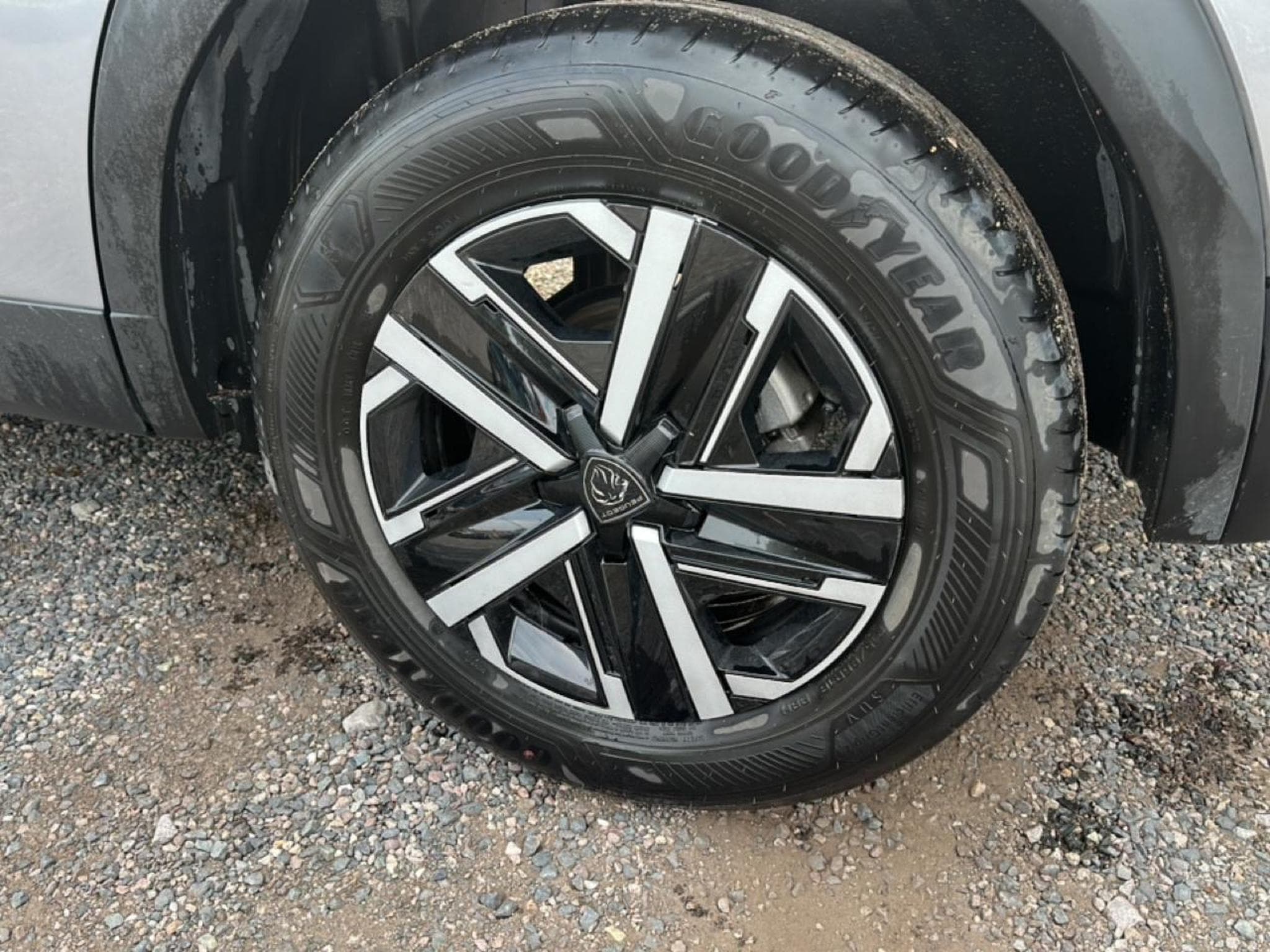 Peugeot 2008 1.2 HYBRID 145 STYLE E-DCS6 (2025) - Foto 9