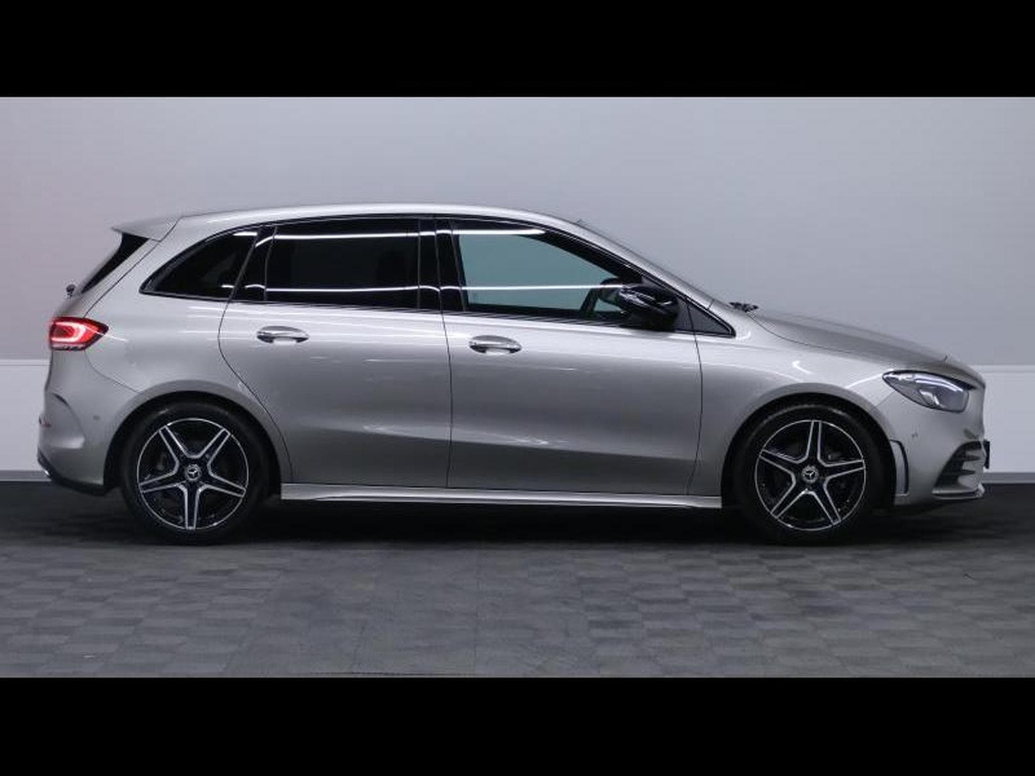 Mercedes B 200 AMG Line 7G-DCT (2020) - Photo 4