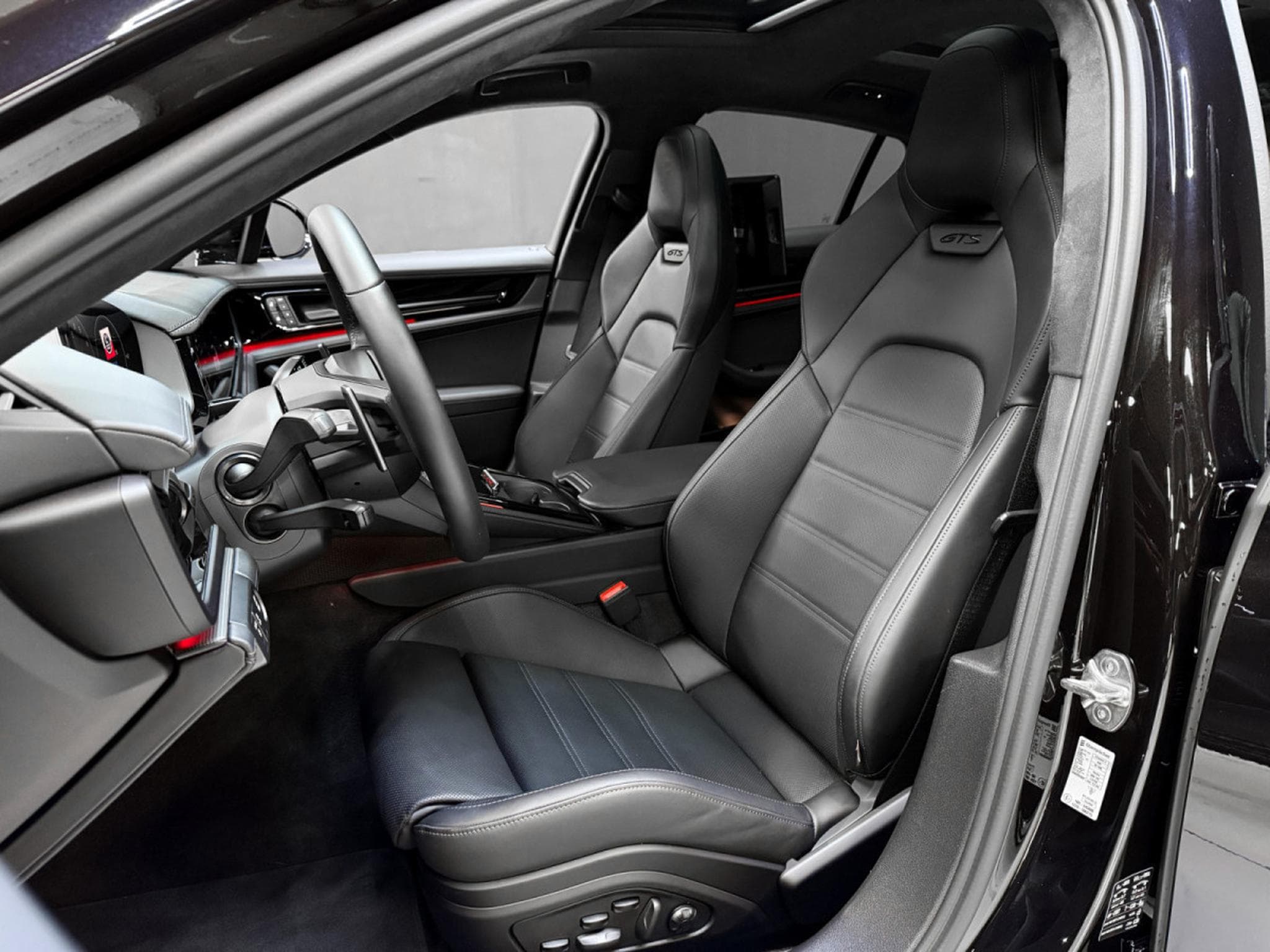 Porsche Panamera 4.0 V8 GTS / 5 SEATS / FULL (2025) - Photo 12