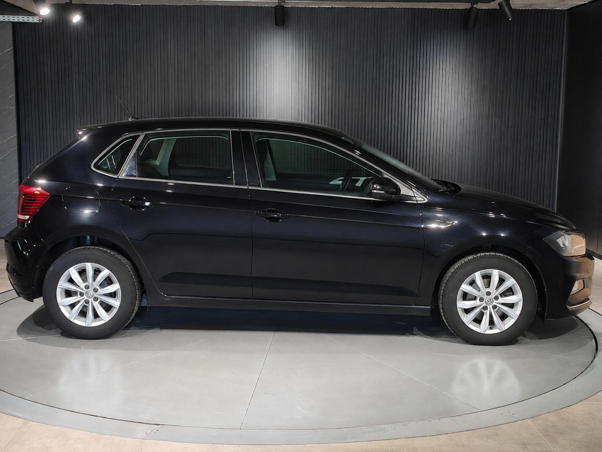 VW Polo 1.6 TDI CARPLAY BLUETOOTH CAMERA CAPTEUR AV/ARR (2020) - Foto 2