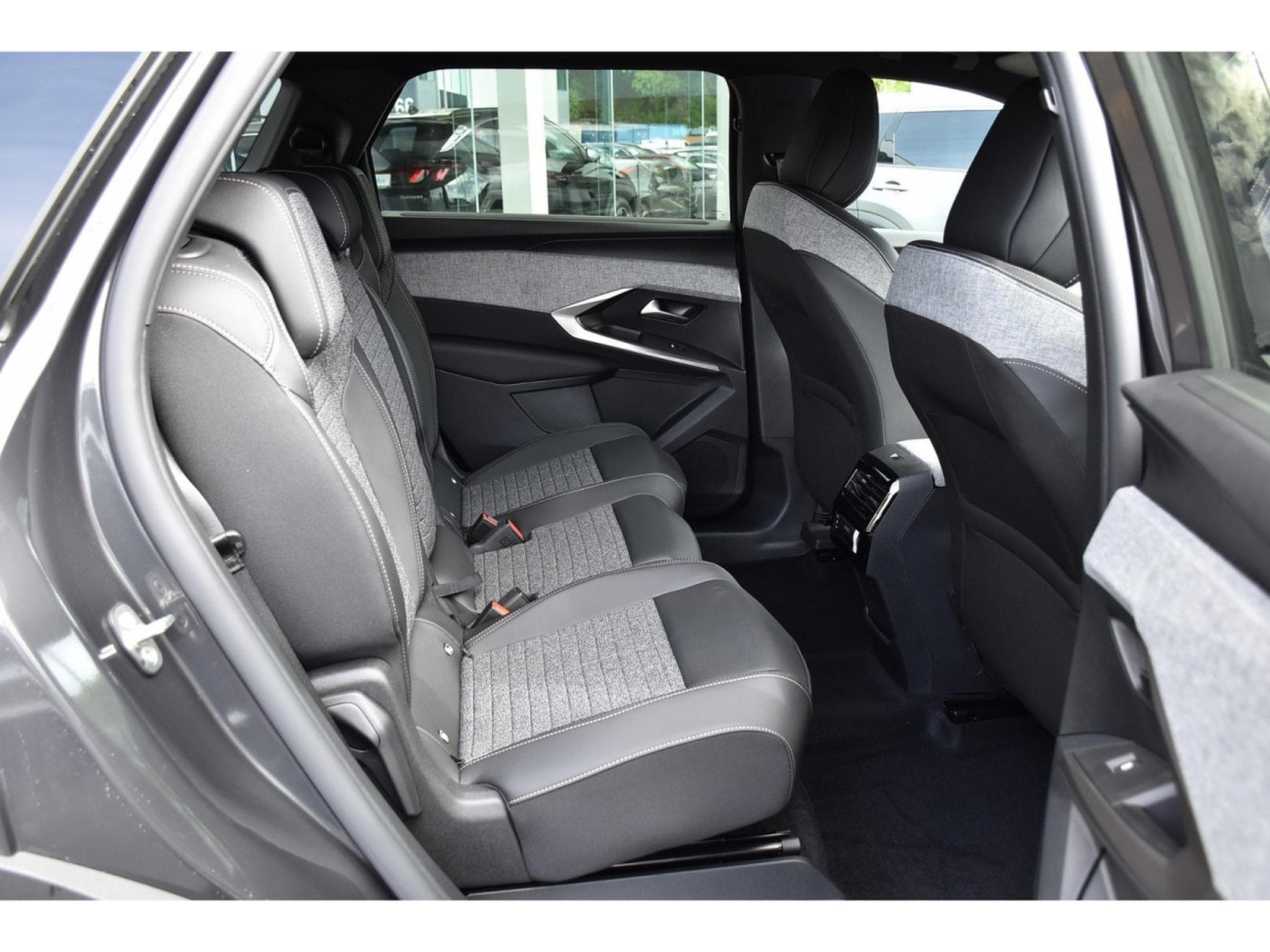Peugeot 5008 Hybrid 145 Allure e-DCS6 ACC CAM360 JA19 NEUF (2026) - Photo 8